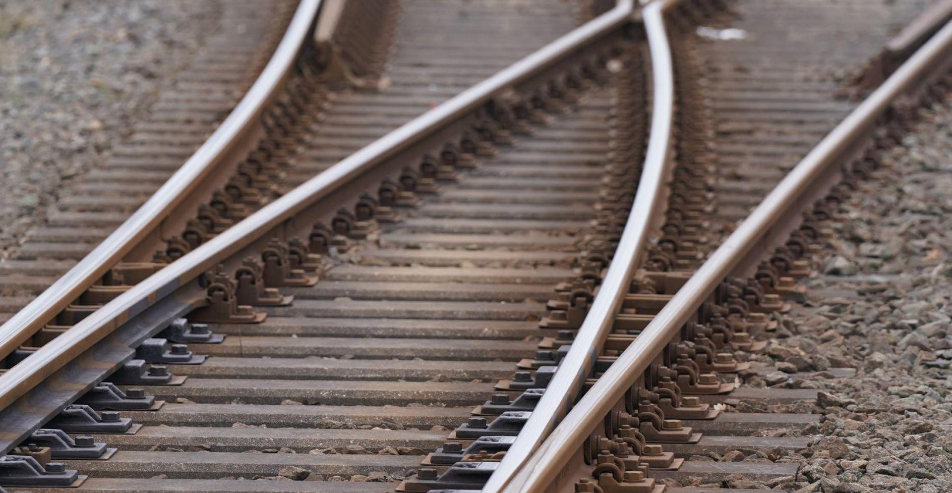 Drei Jugendliche betraten Donnerstagabend das Bahngleis. (Symbolbild: Marcus Brandt/dpa)