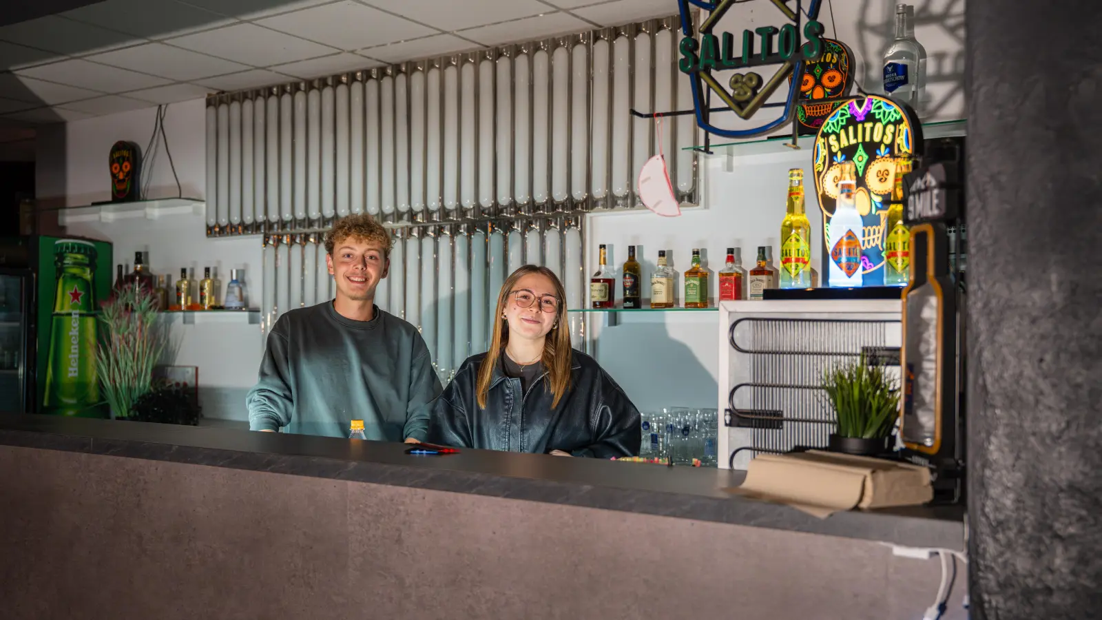 Jonas Gref und Chiara Bauer sind seit ihrer Kindheit befreundet. Jetzt machen die beiden 20-Jährigen gemeinsame Sache und wollen mit „Nova“ frischen Wind ins Nachtleben von Vohenstrauß bringen. (Bild: Noah Wegmüller-Kocher)