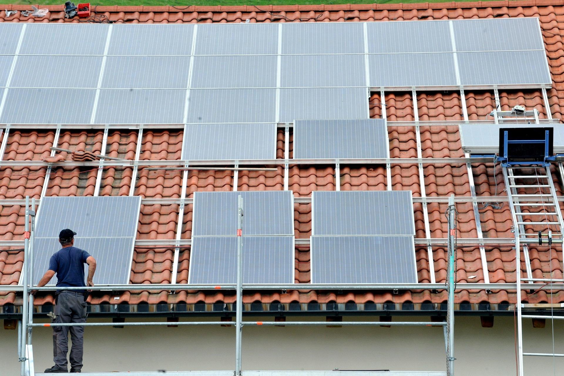 Ein technischer Defekt führte zu einem Brand einer Solaranlage in Weiden. Der Schaden beträgt 100.000 Euro. (Symbolbild: Rolf Haid)