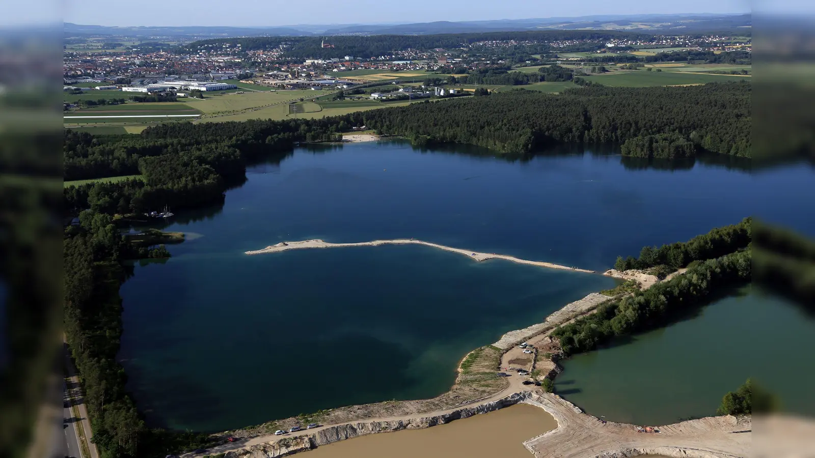 Ein Unbekannter hat in Schwandorf am Klausensee Bäume ausgerissen und Fäkalien verteilt. (Archivbild: ggö)