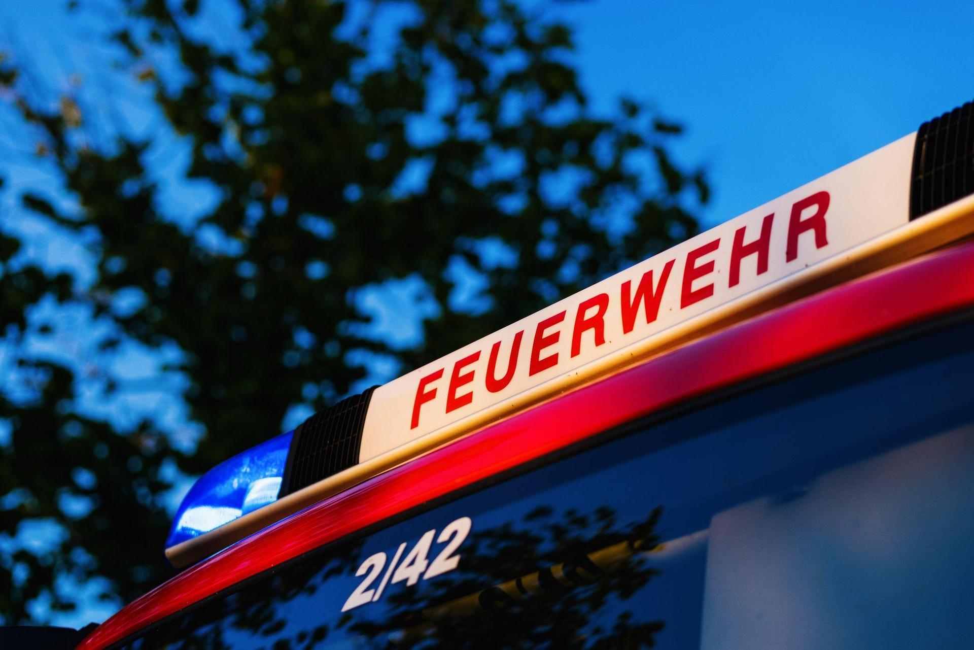 Nach einem Stromausfall in Floß brannte es in einer Porzellanfabrik. Die Feuerwehr rückte aus, der Inhaber der Fabrik hatte das Feuer aber bereits selbst gelöscht.  (Symbolbild: Philipp von Ditfurth/dpa)