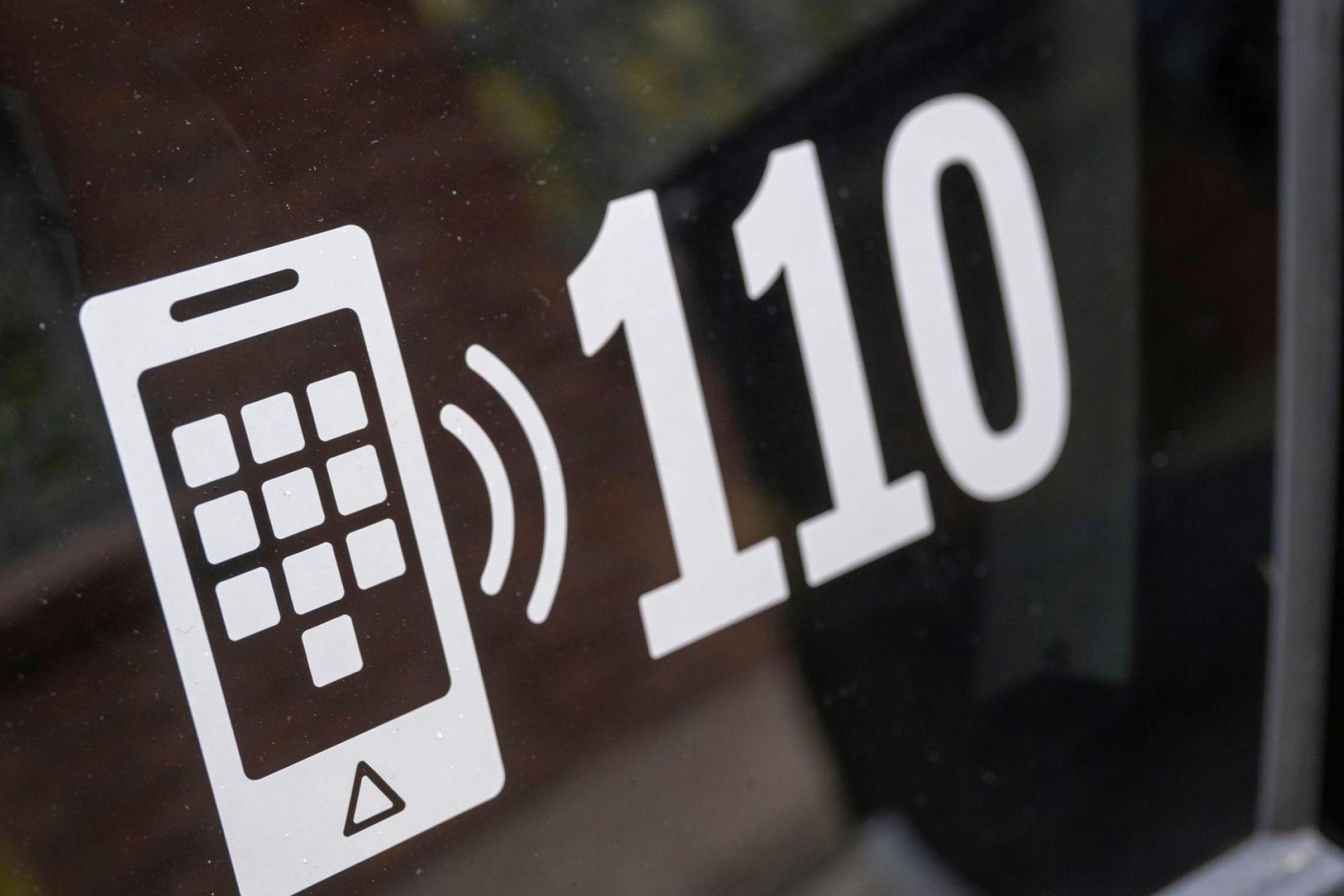 Wegen einer Scherz-SMS sind Rettungskräfte ausgerückt. Für einen 24-Jährigen könnte das nun Konsequenzen haben. (Symbolbild: Peter Kneffel/dpa)