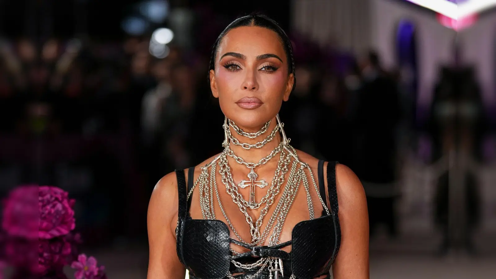 In der Serie „All&#39;s Fair“ spielt Reality-Star Kim Kardashian ihre bisher größte Rolle als Schauspielerin. (Archivbild) (Bild: Scott A Garfitt/Invision/AP/dpa)