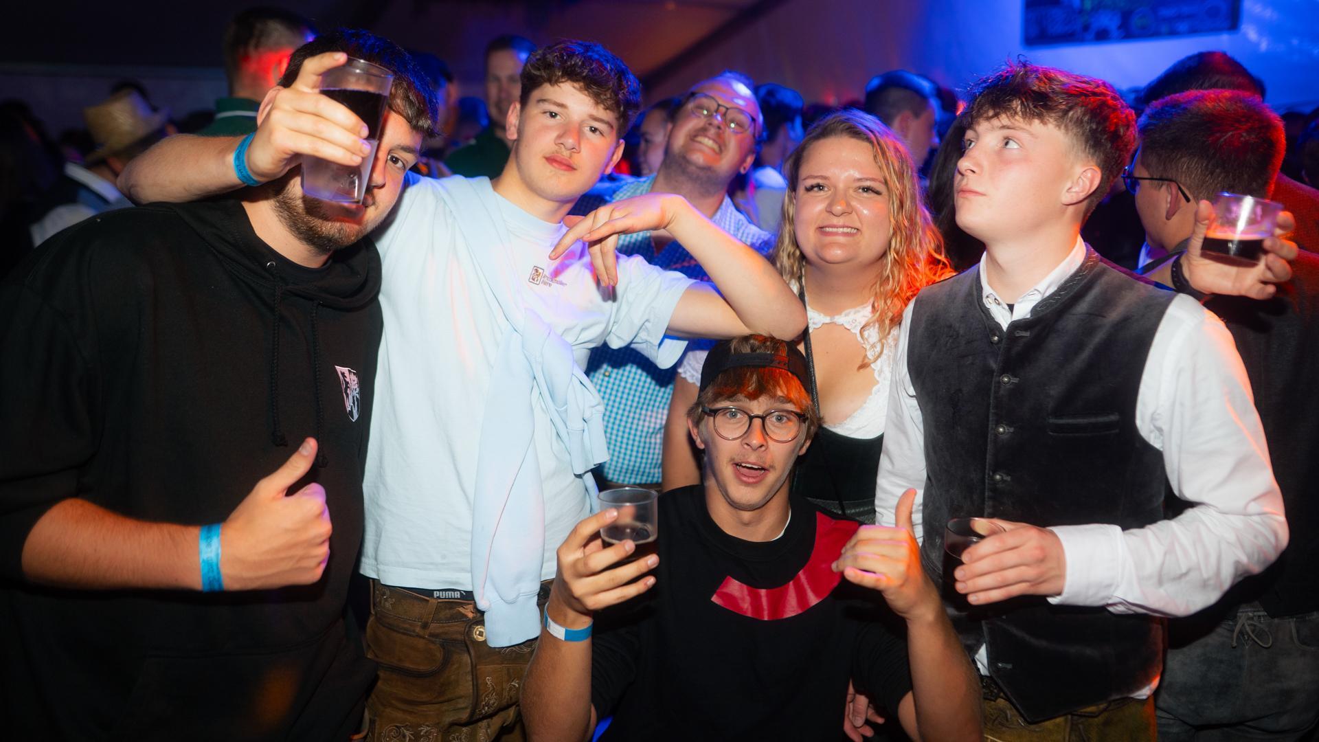 Die Quertreiber rocken am Samstagabend das Festzelt bei der Kirwa in Wernberg.  (Bild: Hannes Stock)
