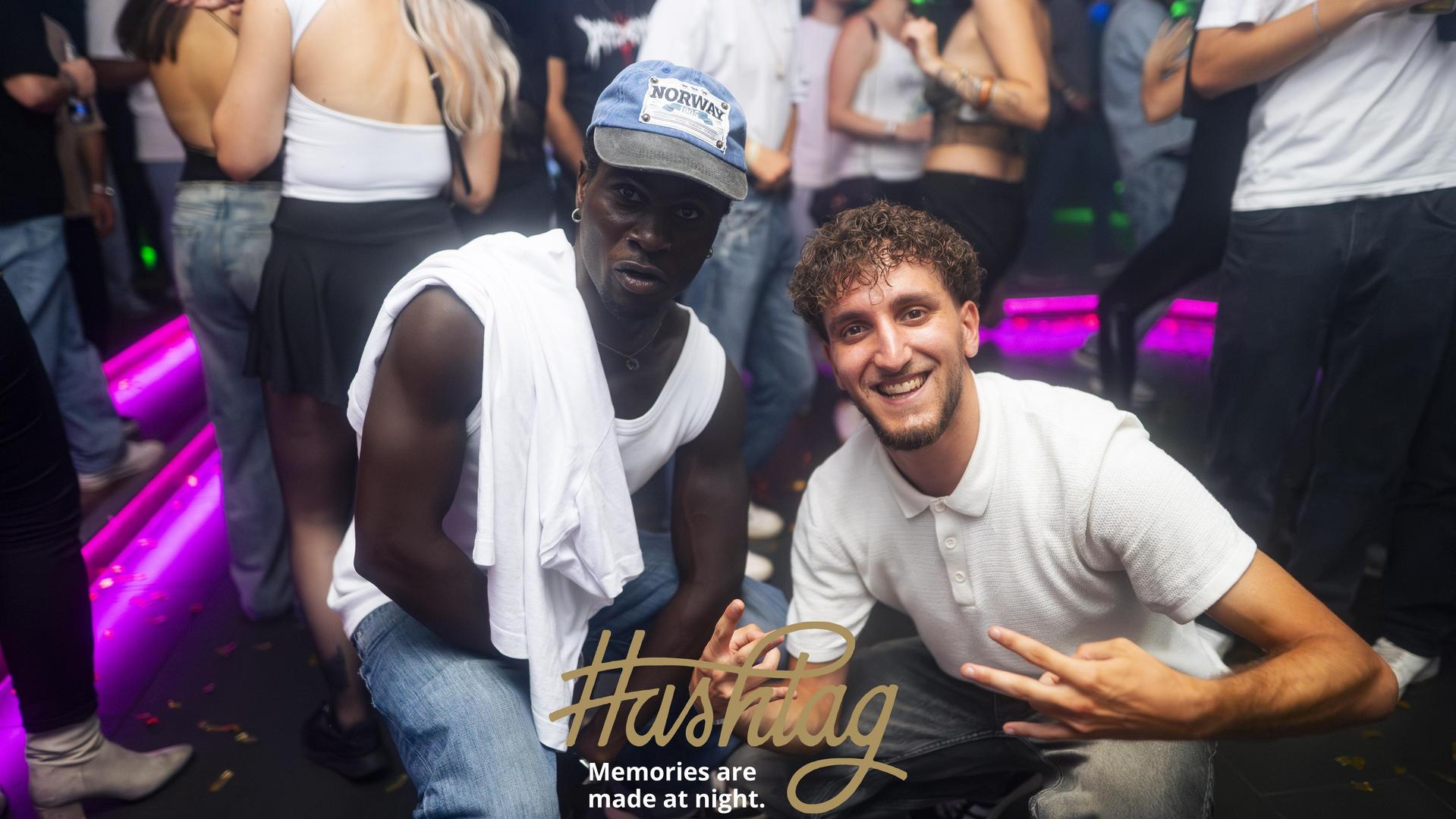 Auch am Tag nach „Weiden träumt” wird im Hashtag getanzt. DJ Avarro sorgt für den passenden Sound. (Bild: Hannes Stock)