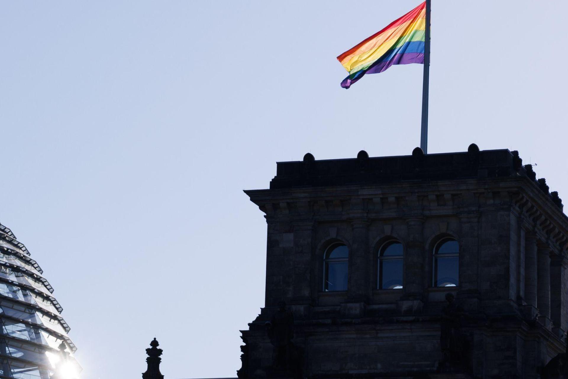 Bundestagspräsidentin Klöckner lässt die Fahne nur noch am Internationalen Tag gegen Homophobie hissen.  (Bild: Carsten Koall/dpa)