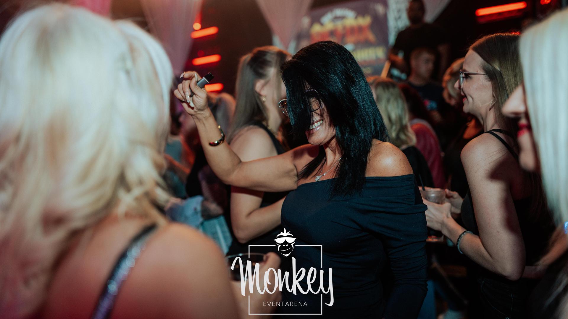DJane Stella und DJ Roomman sorgen für den passenden Beat bei der Ü-30-Night im Monkey. (Bild: Sebastian Reiter)