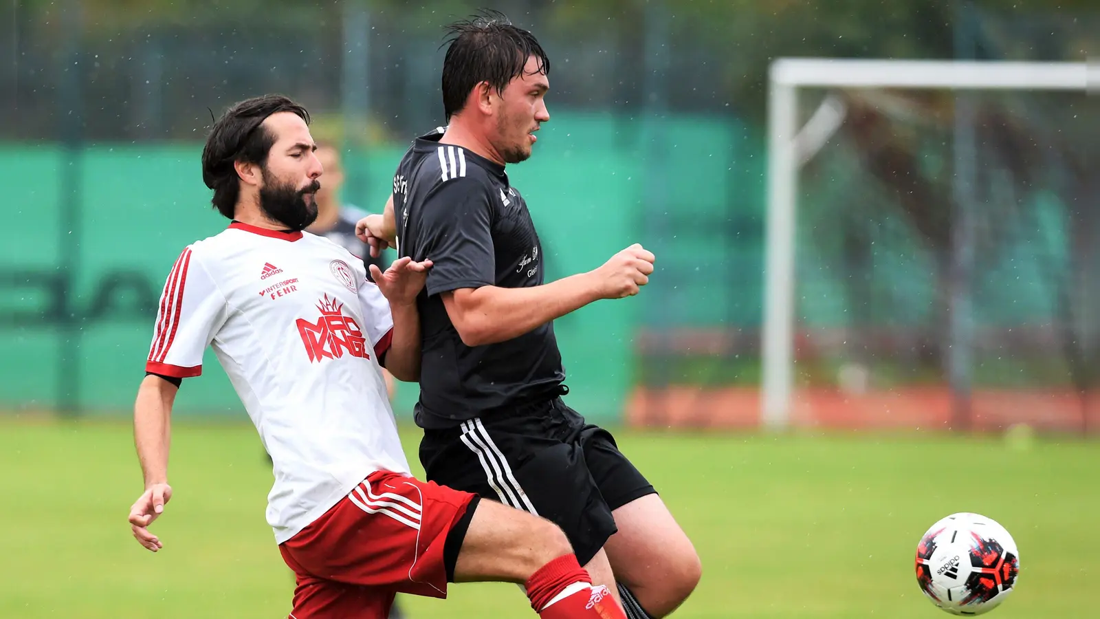 Johannes Stahl (links, im Trikot des TSV Tännesberg) hat das Amt des Spielertrainers beim SV Pullenried niedergelegt und sich dem Bezirksligisten SpVgg Vohenstrauß angeschlossen. (Archivbild: Gerhard Büttner)