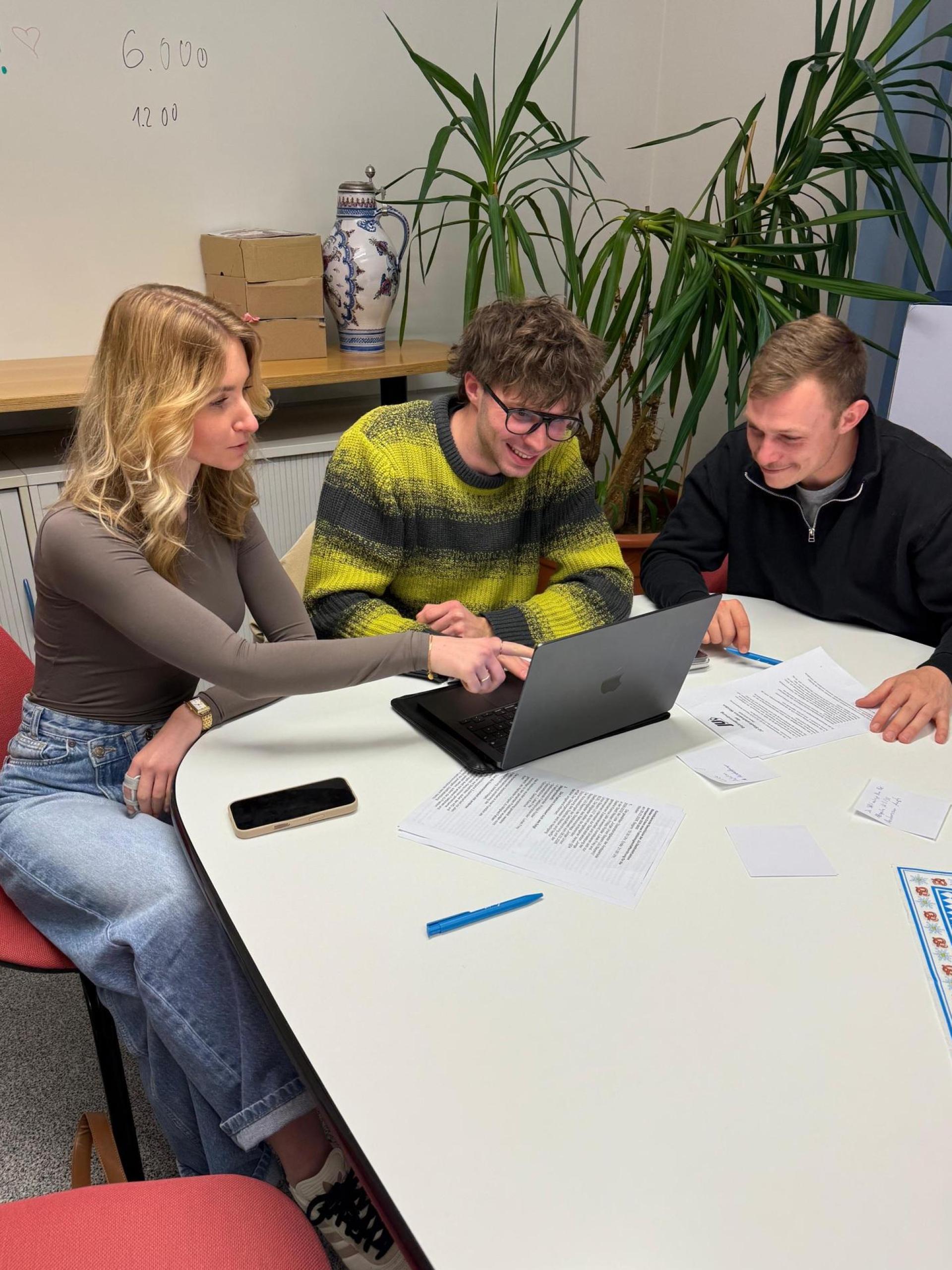 Von links: Saskia Kosmus, Lukas Frey und Philipp Roider bilden nun eine eigene Fraktion. (Bild: Junge Union)