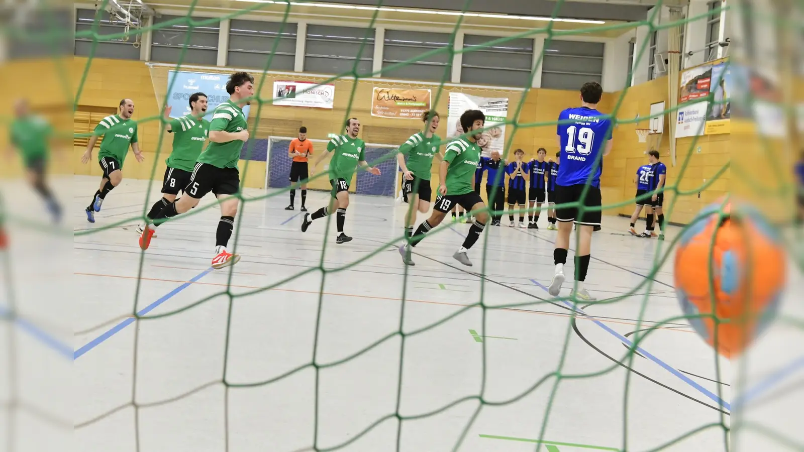 Riesengroß war der Jubel bei den Spielern des SV Fortuna Regensburg nach dem Sieg im Neunmeterschießen gegen die SpVgg SV Weiden.  (Bild: Hubert Ziegler)