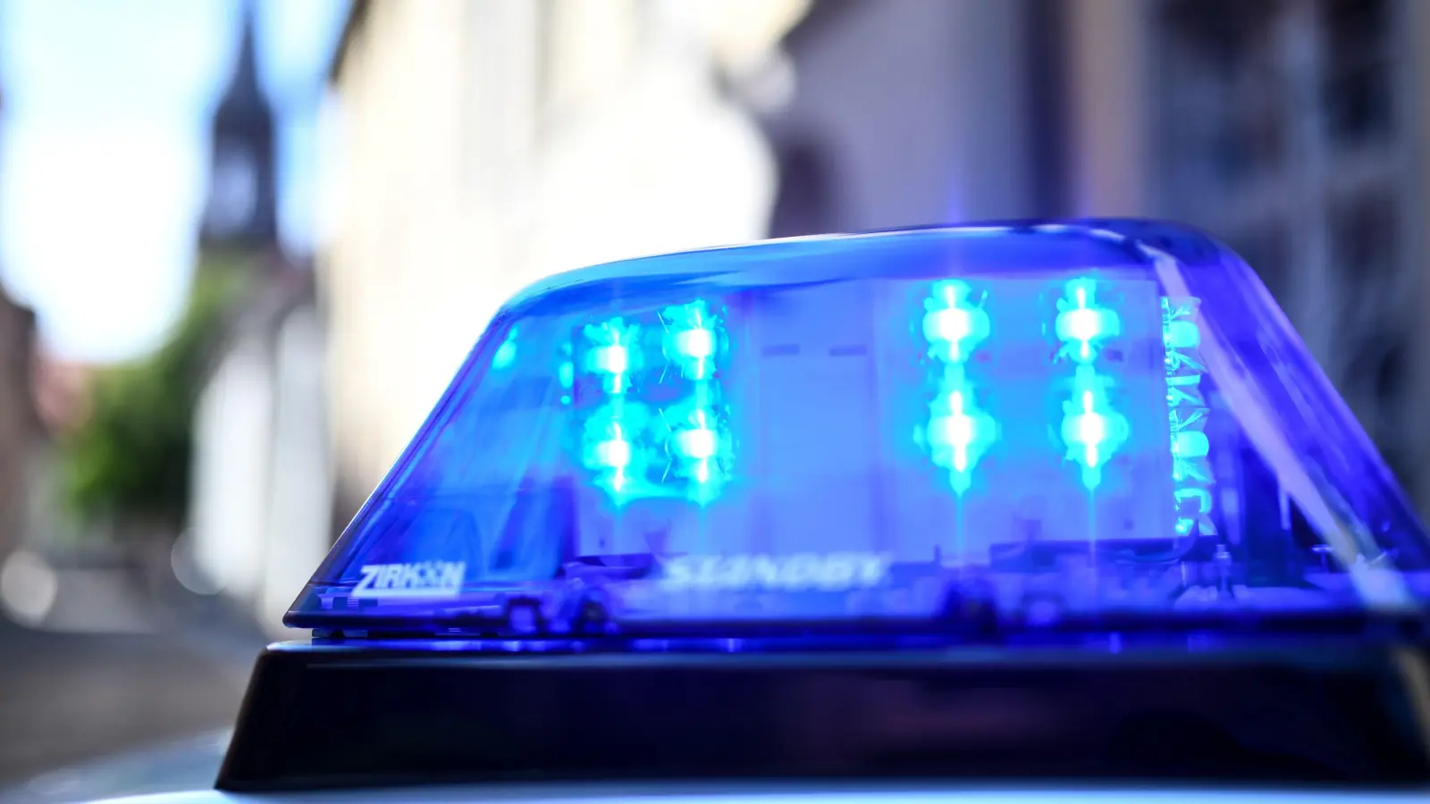 Die Polizei sucht Zeugen, die Angaben zu mehreren Tätern machen können, die in der Weidener Innenstadt einen jungen Mann geschlagen und getreten haben. (Symbolbild: Patrick Seeger/dpa)