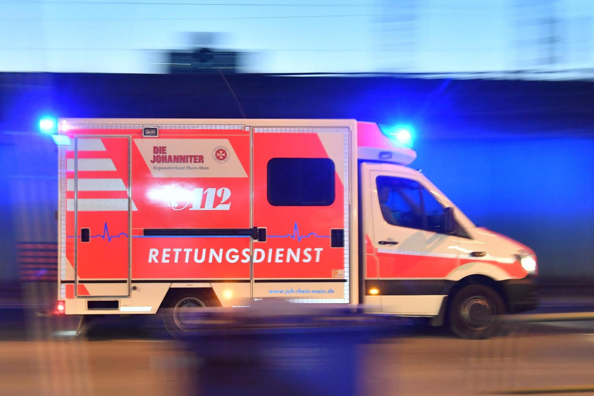 Bei einem Arbeitsunfall mit einer Hebebühne wurde ein 30-Jähriger in Hemau schwer verletzt. Er wurde ins Krankenhaus eingeliefert. (Symbolbild: Boris Roessler/dpa)