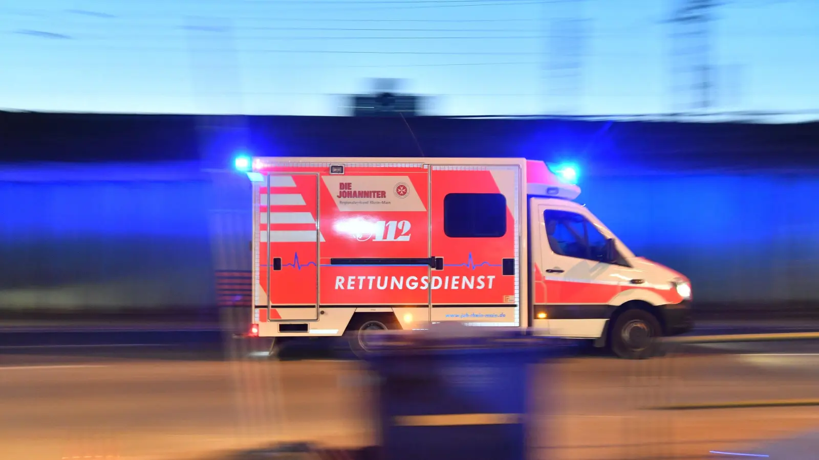 Bei einem Arbeitsunfall mit einer Hebebühne wurde ein 30-Jähriger in Hemau schwer verletzt. Er wurde ins Krankenhaus eingeliefert. (Symbolbild: Boris Roessler/dpa)