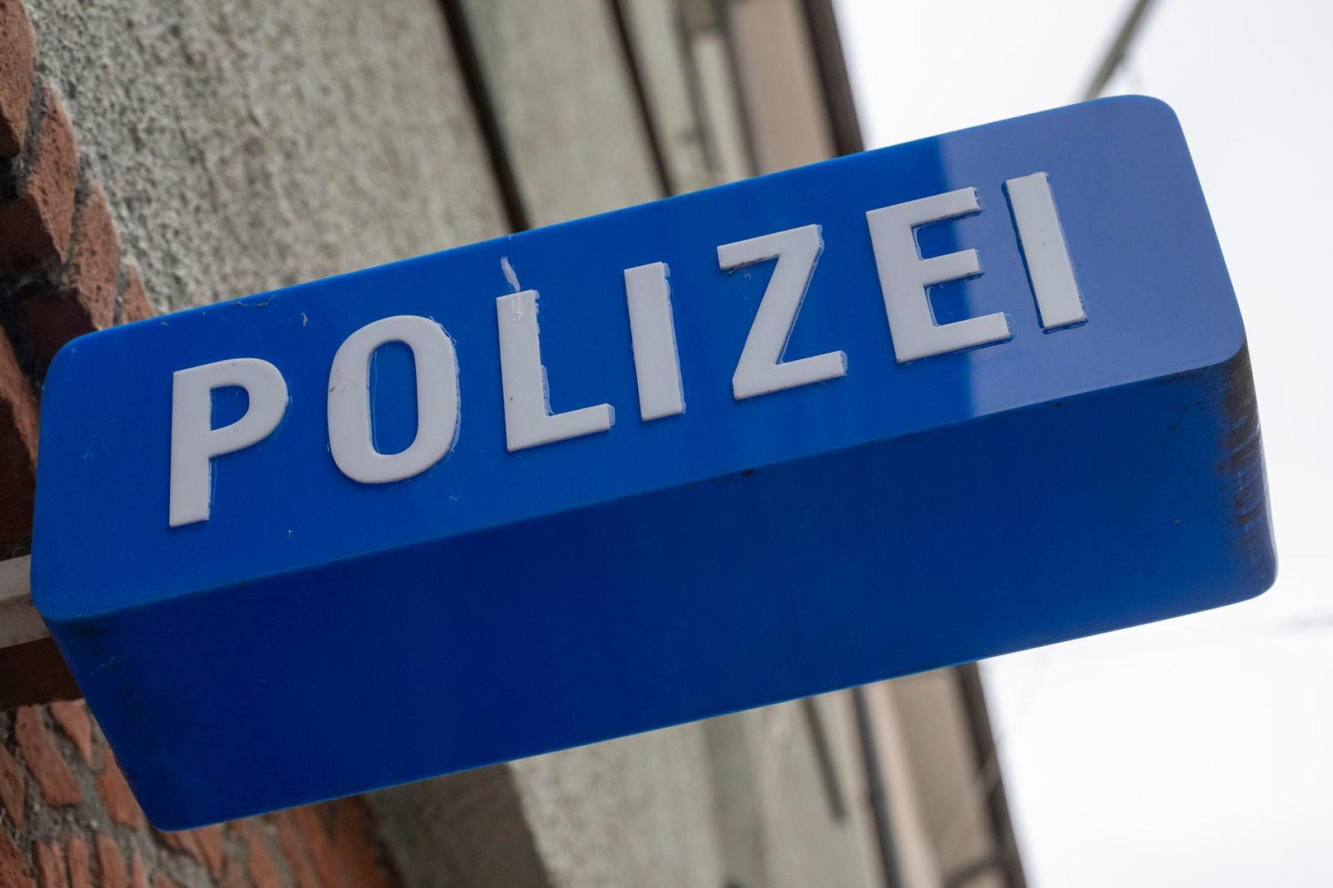Ein 15-jähriger E-Scooter-Fahrer aus Störnstein flüchtet vor der Polizei in Neustadt/Waldnaab. Nach einem Sturz wird er gestellt. (Symbolbild: Peter Kneffel/dpa)