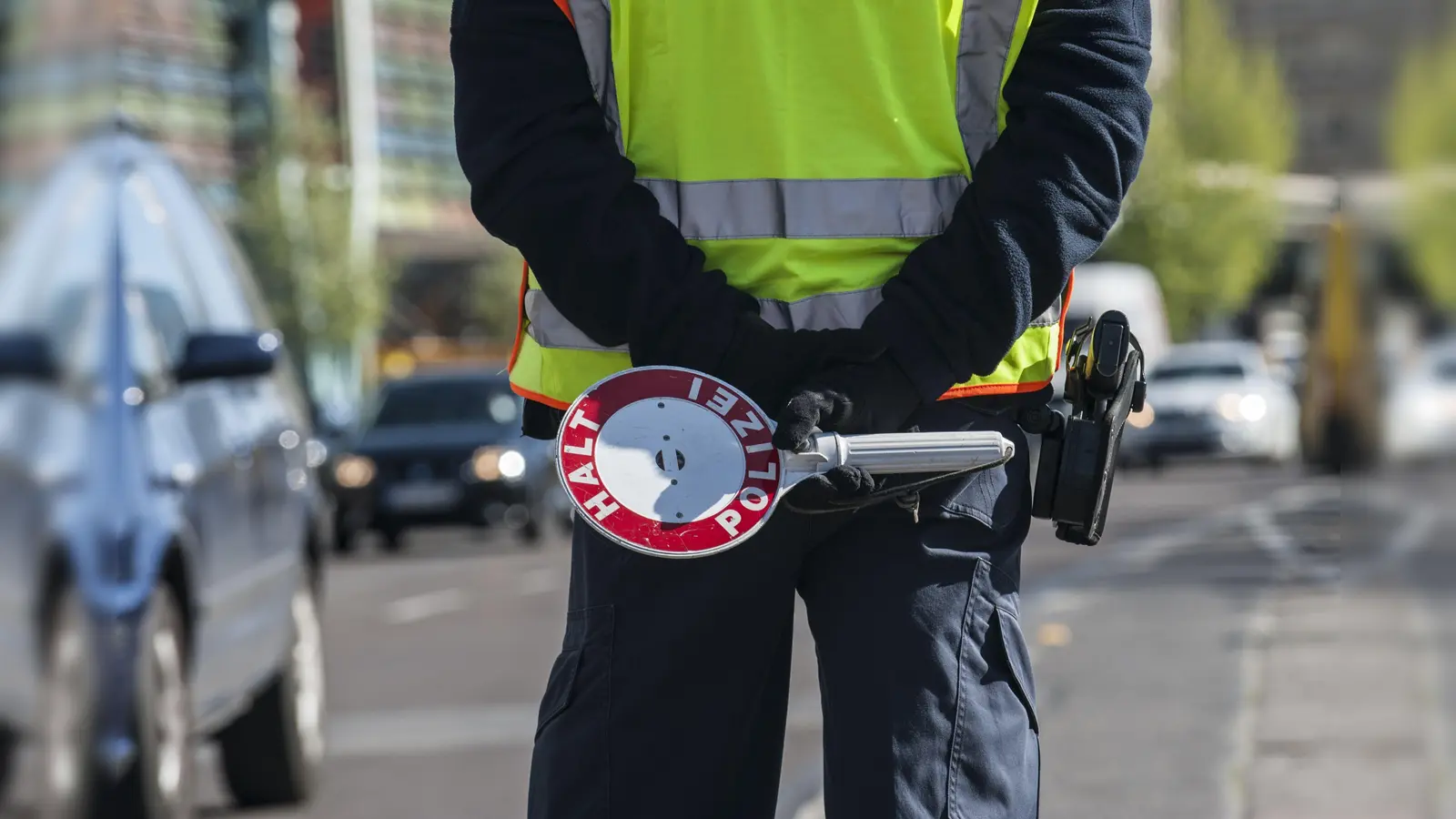 Bei einer Kontrolle in Parkstein fällt den Polizeibeamten ein gefälschter Führerschein auf. (Symbolbild: Paul Zinken/dpa)