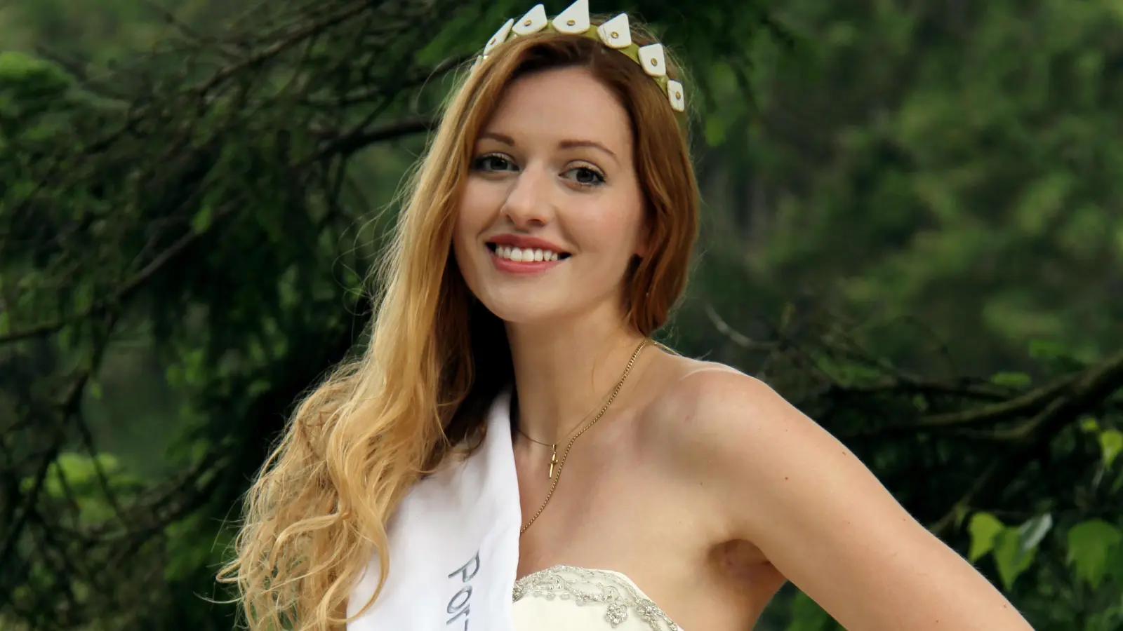 Nadja Koch aus Kirchenlamitz ist die Porzellankönigin 2024. (Bild: Porzellanstrasse e.V.)