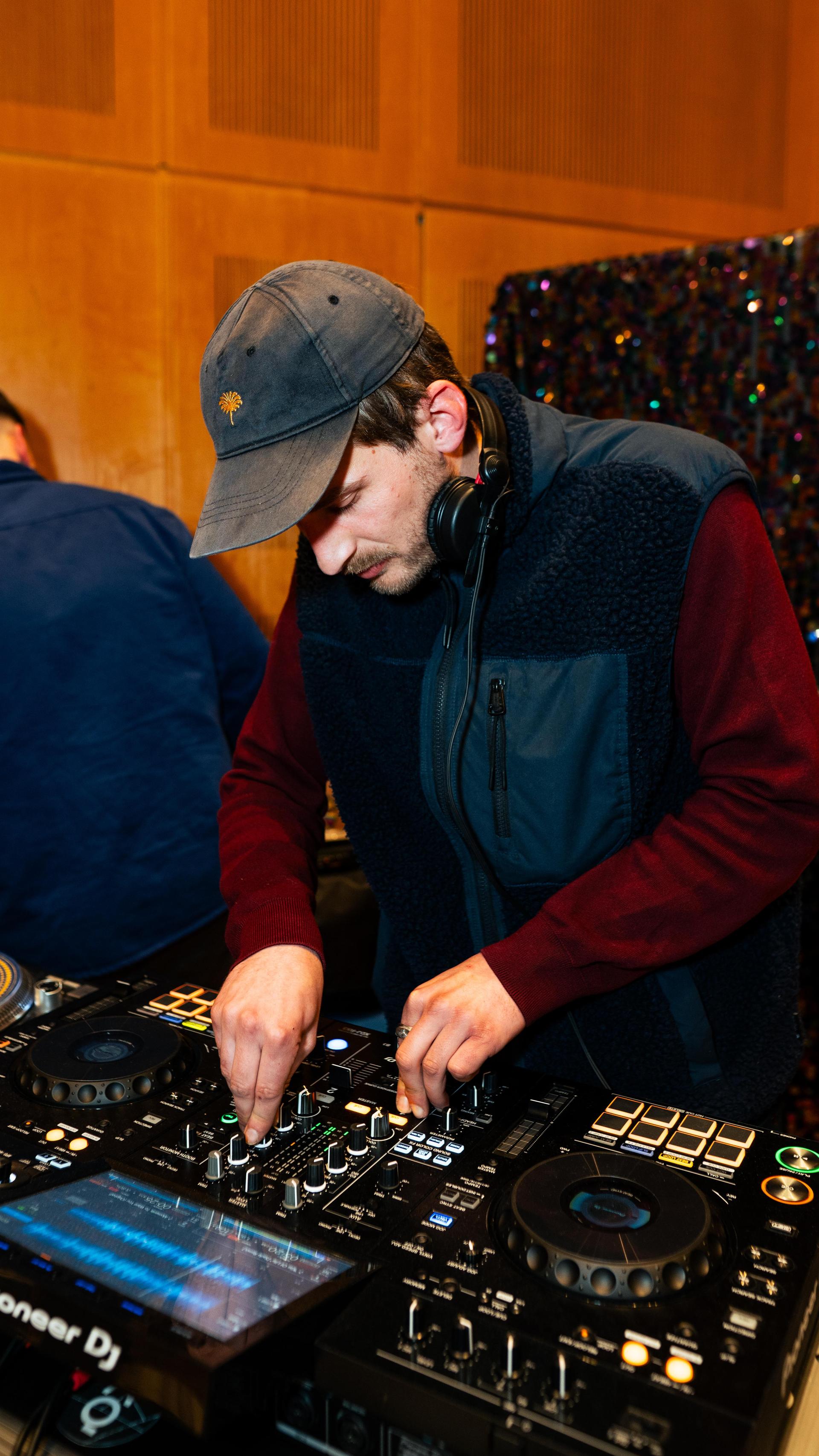 Beim Nachtflohmarkt am Freitag in Neustadt/WN herrschte bis 22 Uhr reges Treiben. (Bild: Hannes Stock)