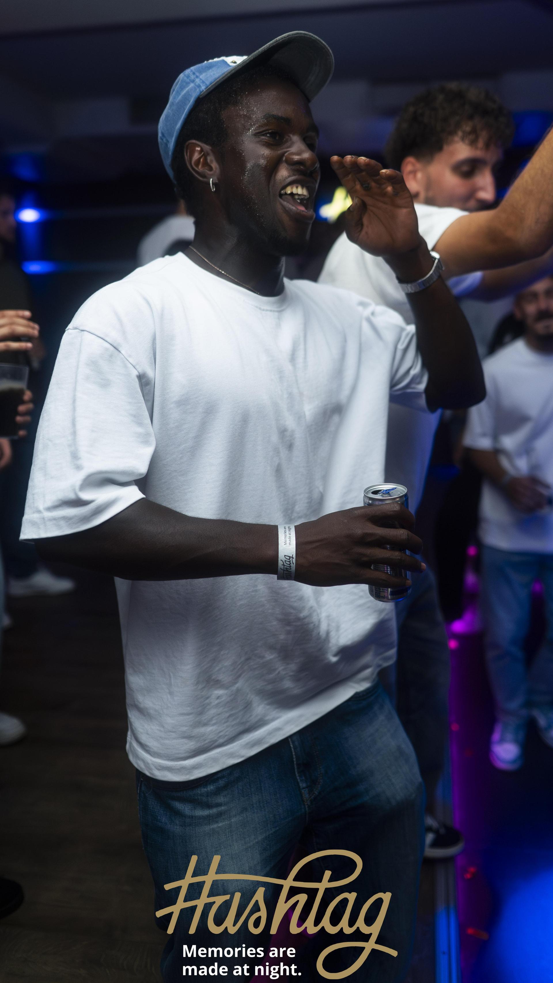 Auch am Tag nach „Weiden träumt” wird im Hashtag getanzt. DJ Avarro sorgt für den passenden Sound. (Bild: Hannes Stock)
