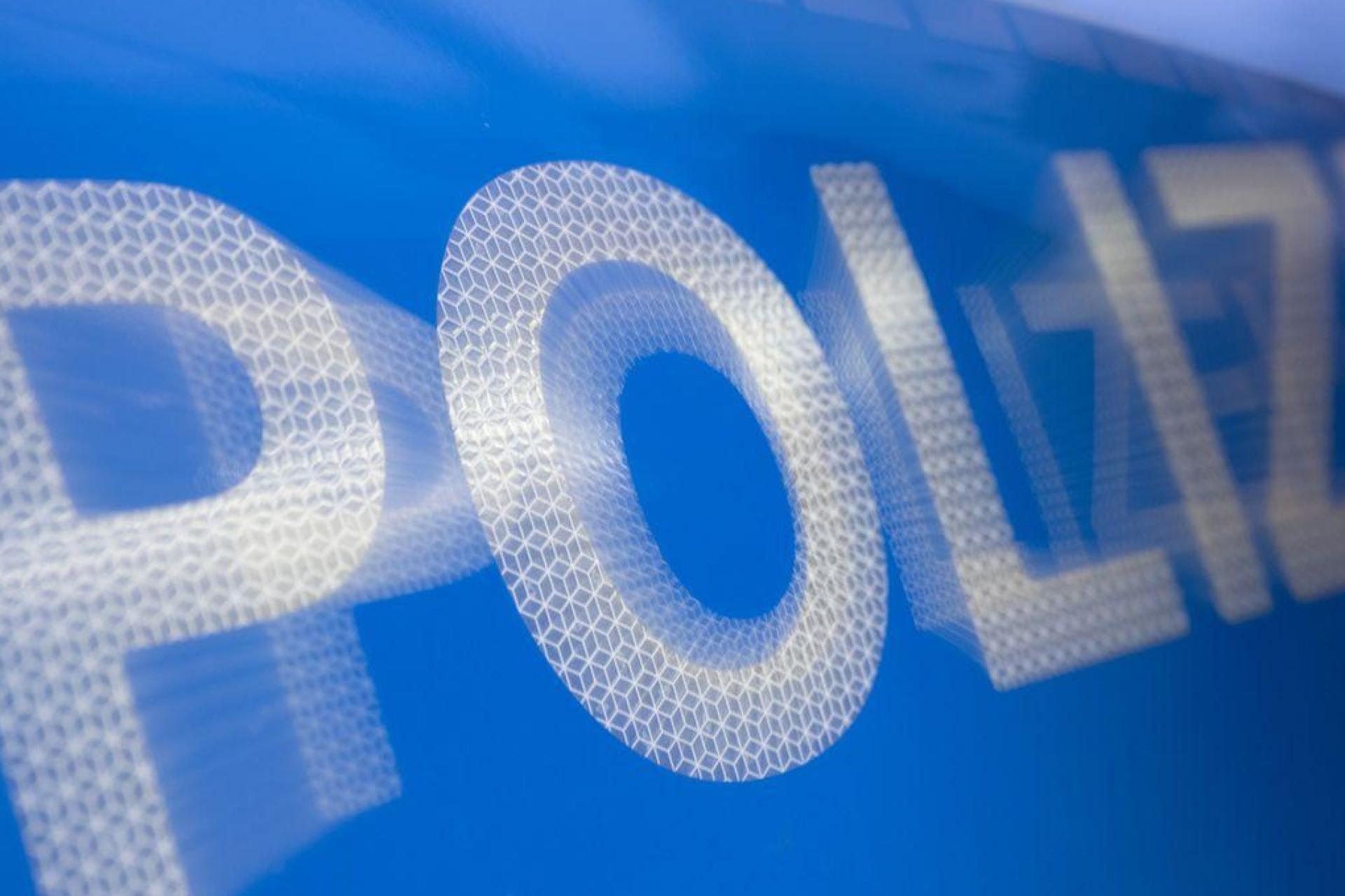 Ein unbekanntes Fahrzeug hat die Betonmauer am Rewe-Markt in Pressath beschädigt. Die Polizei sucht Zeugen, die Hinweise geben können. (Symbolbild: Marijan Murat/dpa)