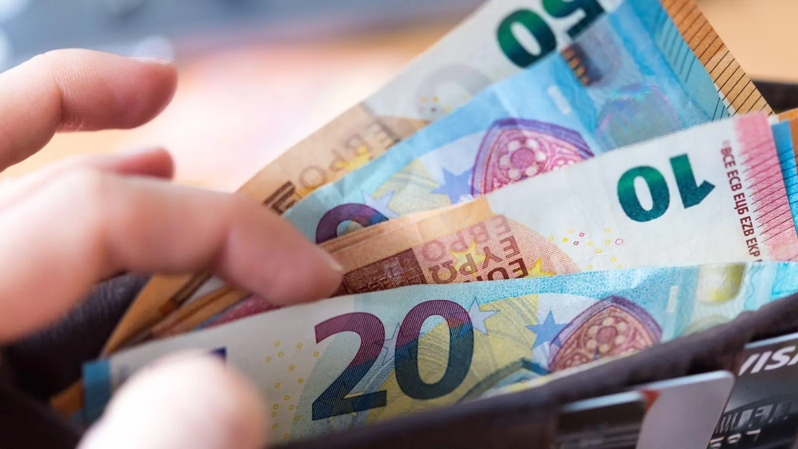 Eine 21-Jährige aus Neumarkt hat 15.000 Euro an einen Betrüger verloren.  (Symbolbild: Monika Skolimowska/dpa)