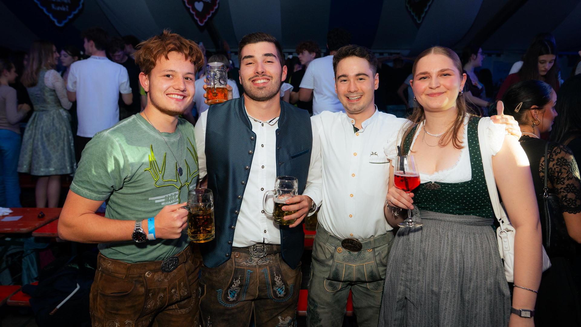 Ein Getränk mit Freunden und einmal Lächeln, bitte. (Bild: Hannes Stock)