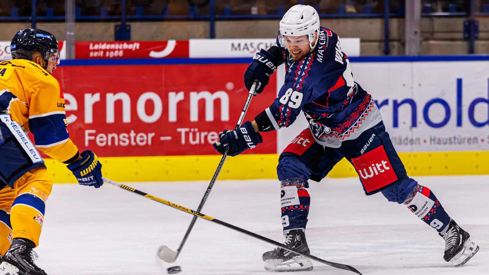 Er wurde sehnlichst zurückerwartet und gefiel bei seinem Comeback gleich mit einem Treffer: Tyler Ward (rechts) geht nach Verletzungspause wieder auf Torejagd für die Blue Devils Weiden. (Bild: Werner Moller)