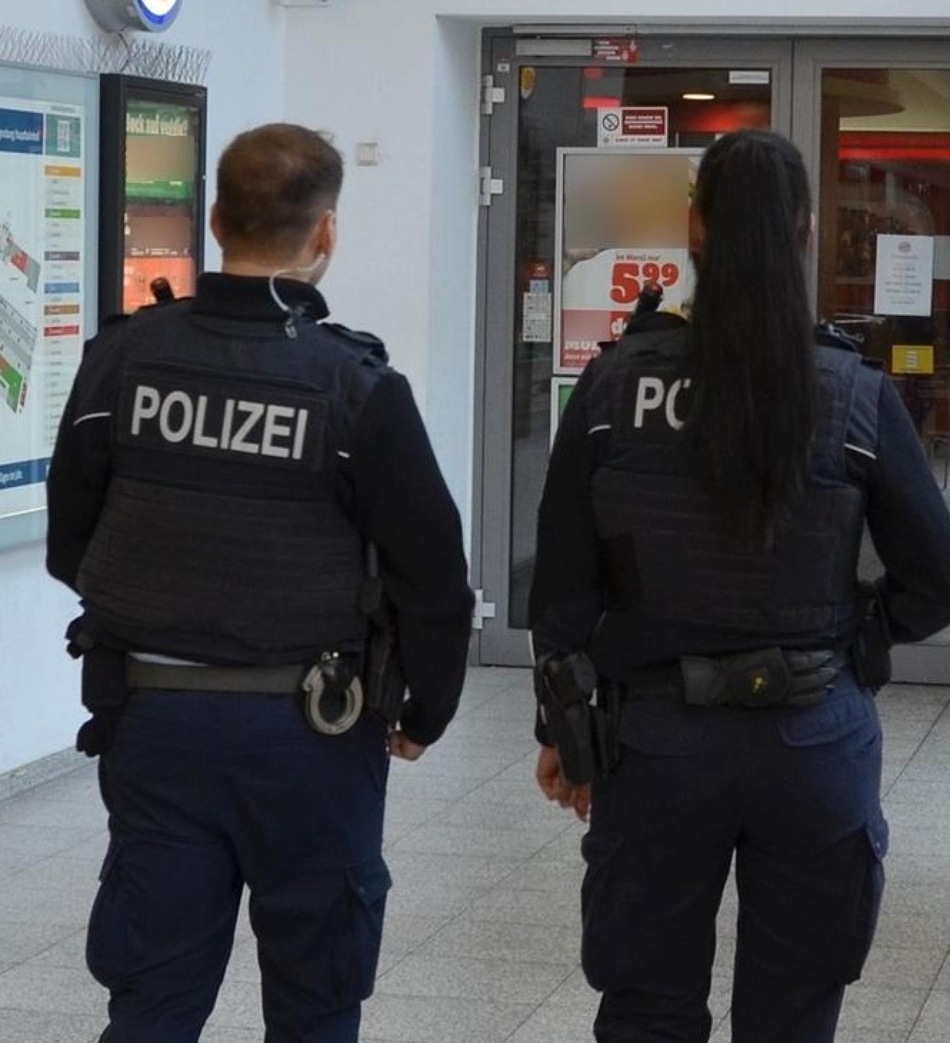 Bundespolizisten kontrollieren am Hauptbahnhof Regensburg einen 18-jährigen Mann und stellen Drogenkonsum fest. (Symbolbild: Bundespolizei)