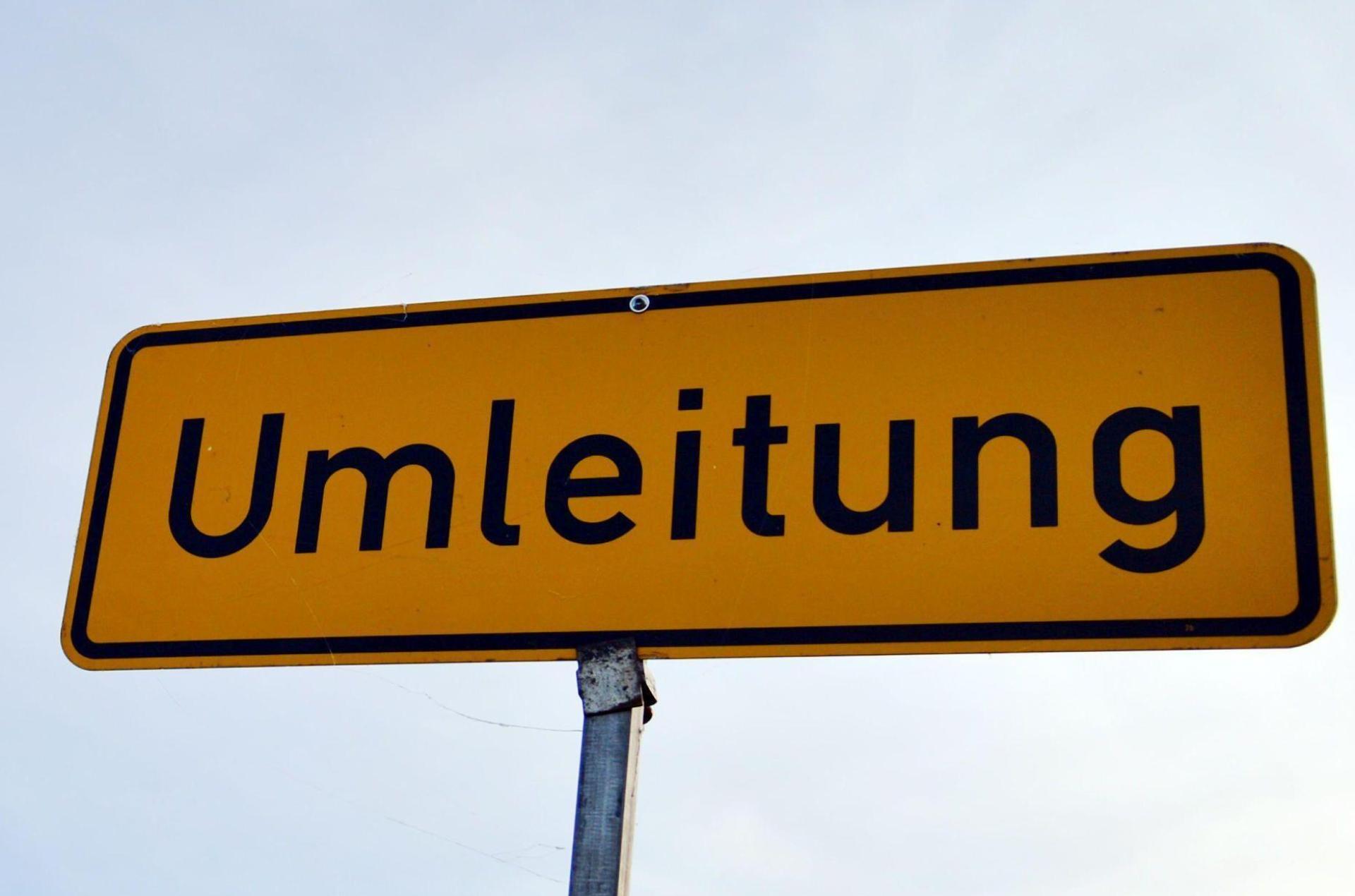 Am Donnerstag beeinträchtigen Leitungsarbeiten den Verkehr an der Autobahnanschlussstelle Windischeschenbach.  (Symbolbild: Marc Tirl/dpa)