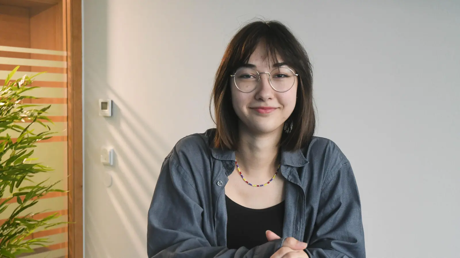 Die 18-jährige Theresa Nickl möchte in Form von Gedichten ihre Gedanken ausdrücken und auf Probleme aufmerksam machen. (Bild: Gabi Schönberger)
