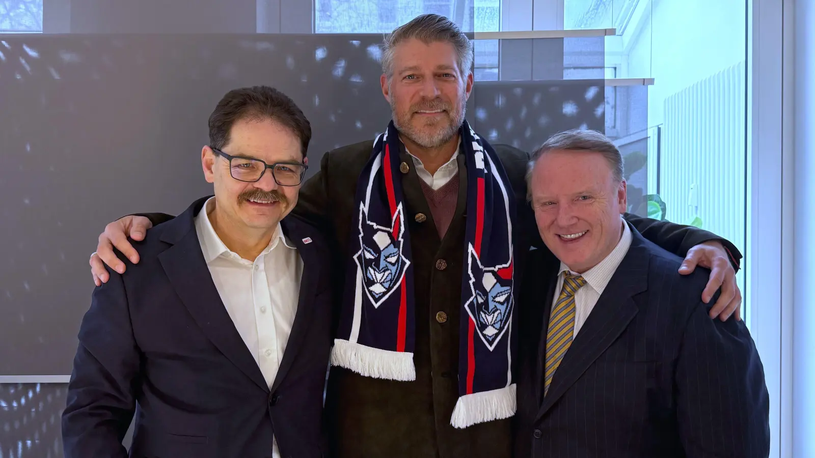 Vor knapp einem Jahr übernahmen Stephan Seeger (rechts) und Dave Lasky (Mitte) von der Birch-Group nach der Ziegler-Insolvenz die Geschicke bei den Blue Devils Weiden. Sehr zur Freude von Geschäftsführer Franz Vodermeier. (Archivbild: Christian Kaminsky)