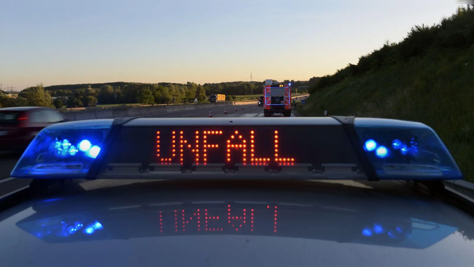 Die Polizei berichtet von einem schweren Verkehrsunfall bei Etzenricht.  (Symbolbild: Stefan Puchner/dpa)