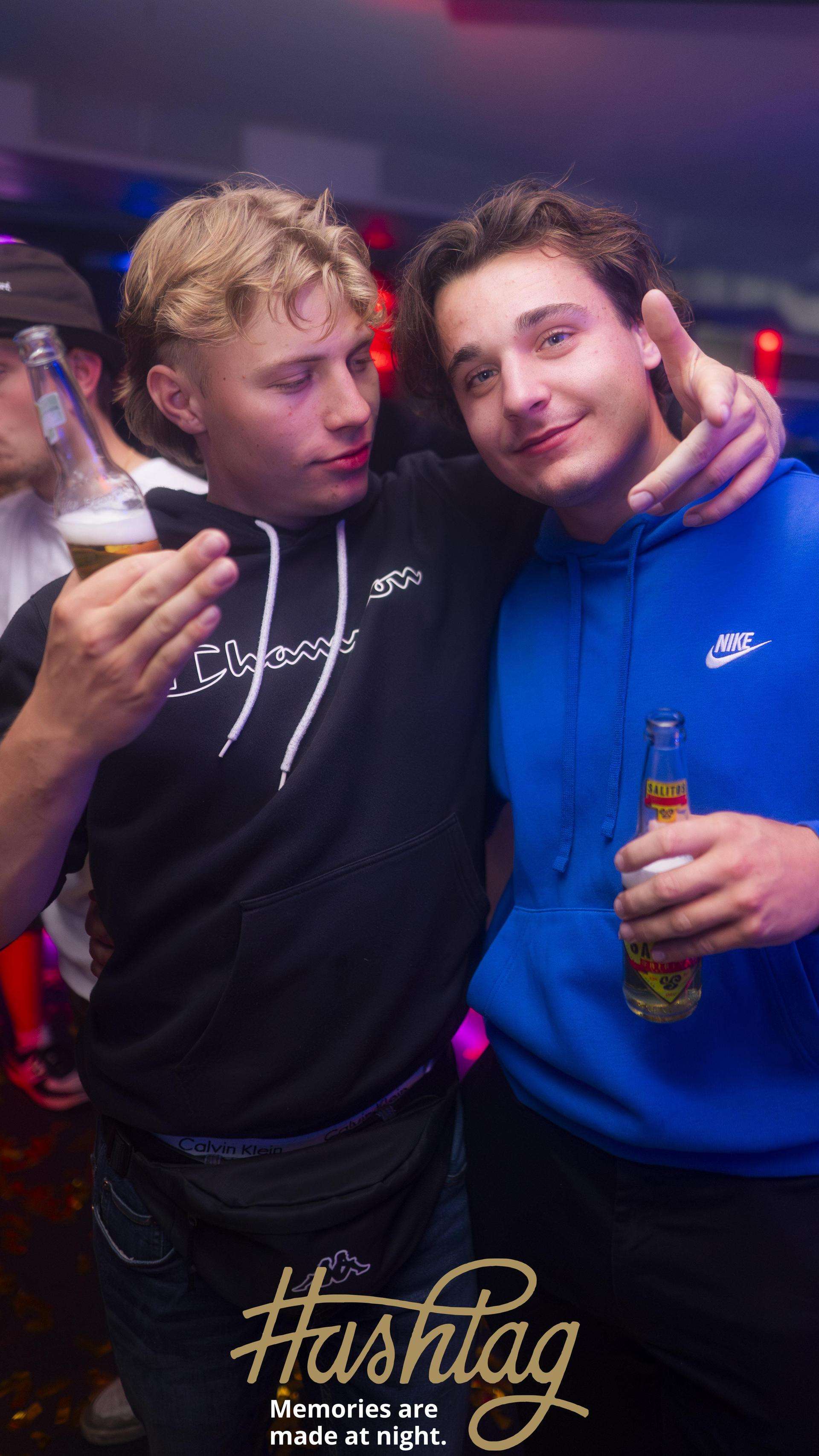Auch am Tag nach „Weiden träumt” wird im Hashtag getanzt. DJ Avarro sorgt für den passenden Sound. (Bild: Hannes Stock)