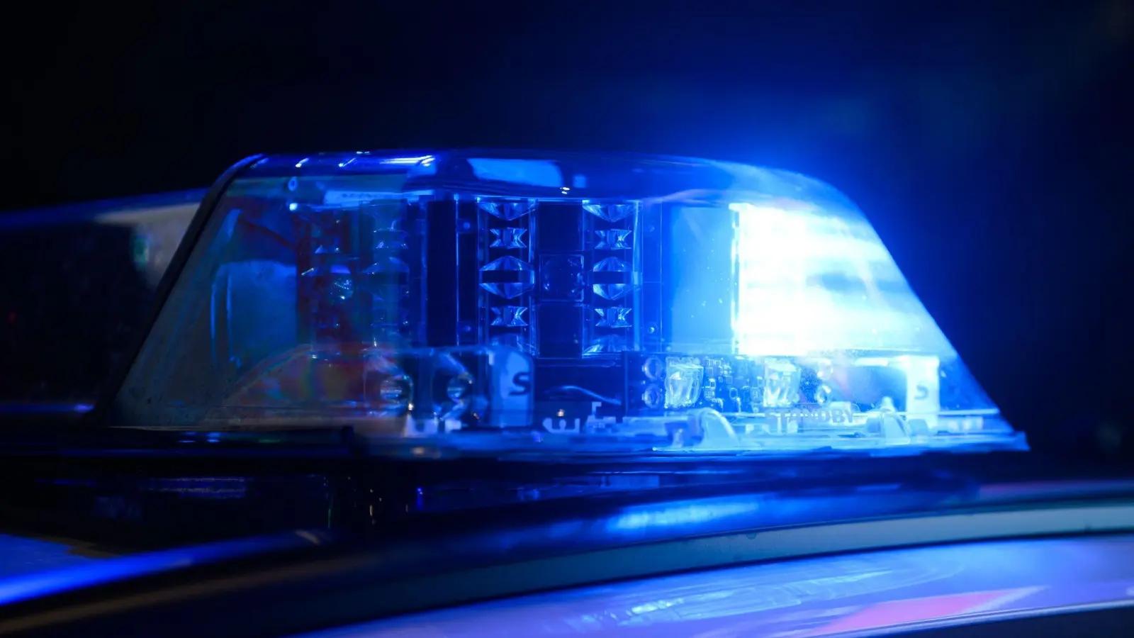 Ein 35-Jähriger klaute mutmaßlich ein Auto und leistete sich mit der Polizei bei Neustadt/ WN eine Verfolgungsfahrt.  (Symbolbild: Julian Stratenschulte/dpa)