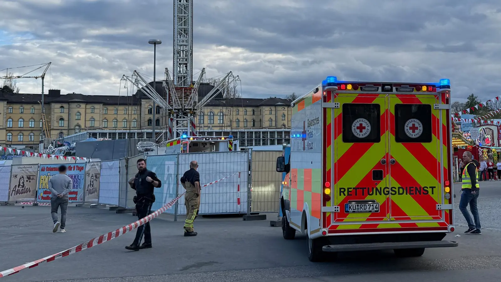 Rettungskräfte sind auf dem Volksfestplatz im Einsatz. Mehrere Menschen sind ersten Erkenntnissen zufolge bei einem Unfall mit einem Kettenkarussell in Bayreuth verletzt worden. (Bild: Ferdinand Merzbach / dpa)