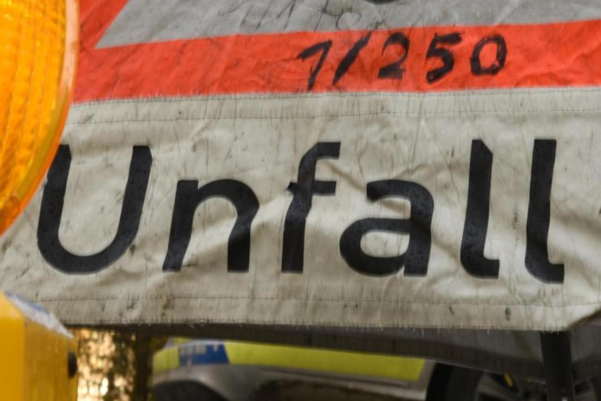 Die B 22 ist an der Abzweigung nach Parkstein aktuell nach einem Verkehrsunfall gesperrt.  (Bild: Patrick Seeger)