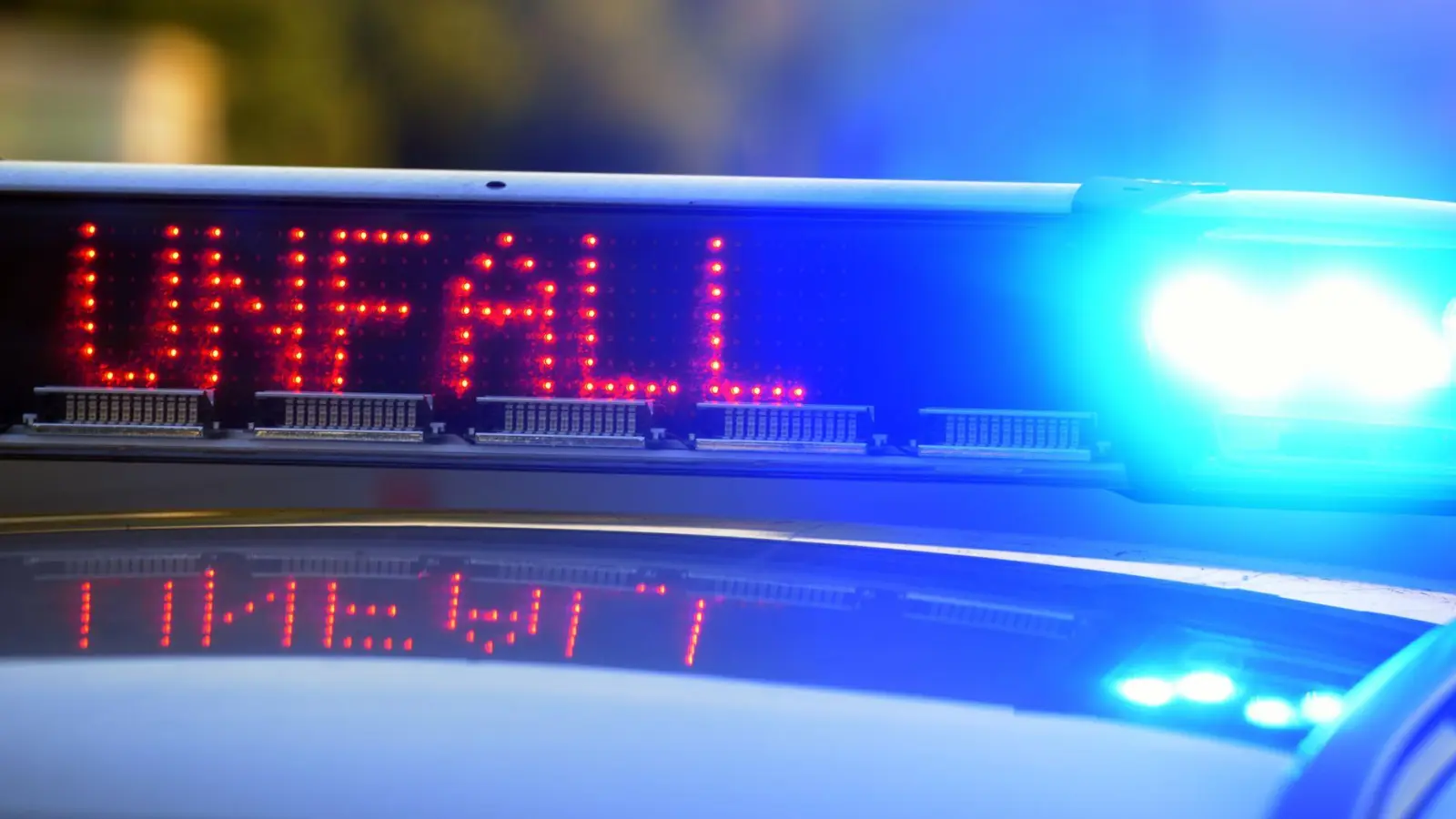 Die Bergungsarbeiten auf der A6 sollen noch mehrere Stunden dauern.  (Symbolbild: Stefan Puchner/dpa)