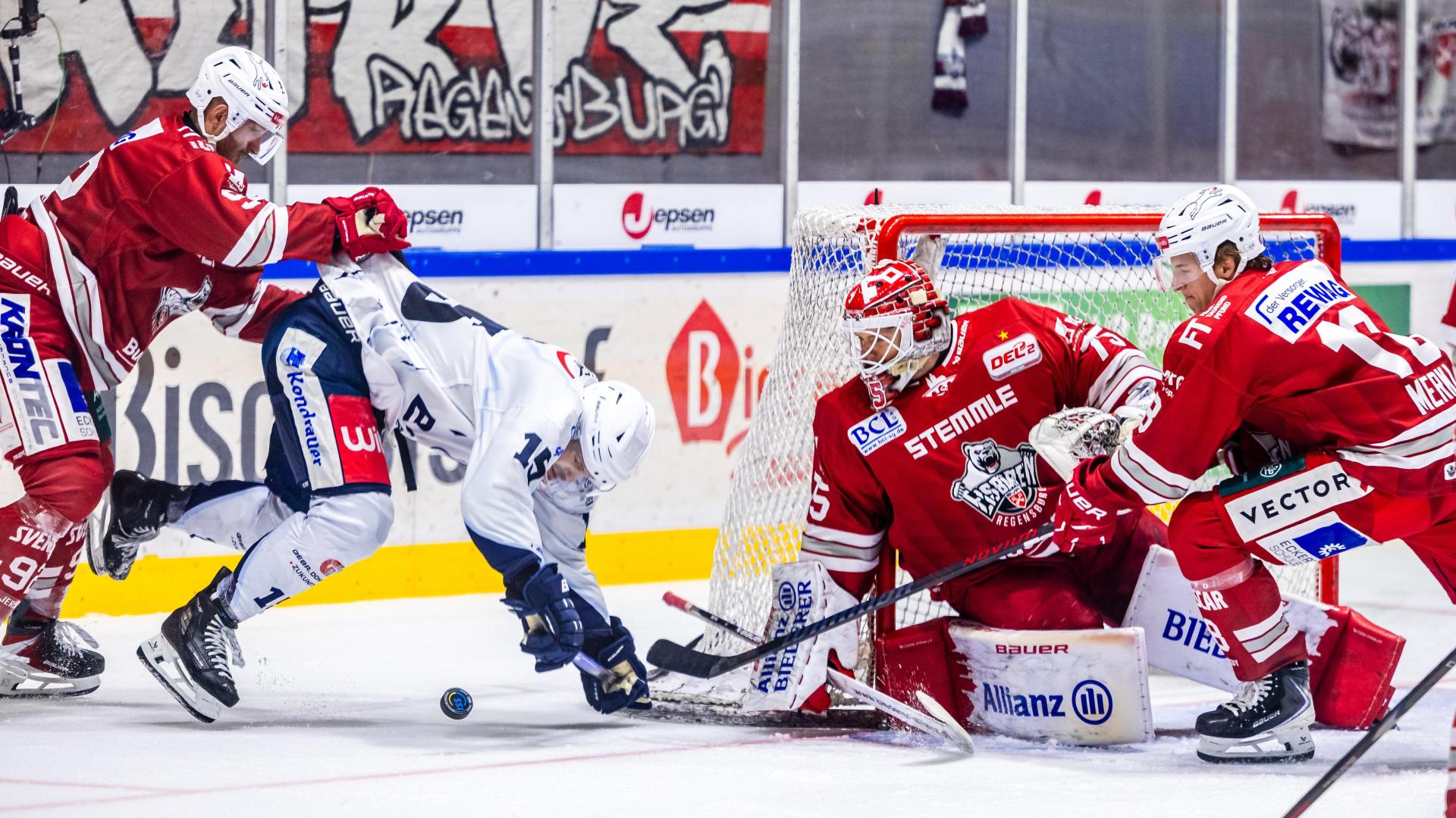 Fabian Voit (Zweiter von links) von den Blue Devils Weiden kommt vor dem Tor von Jonas Neffin (Eisbären Regensburg) zu Fall. (Bild: Tobias Neubert)