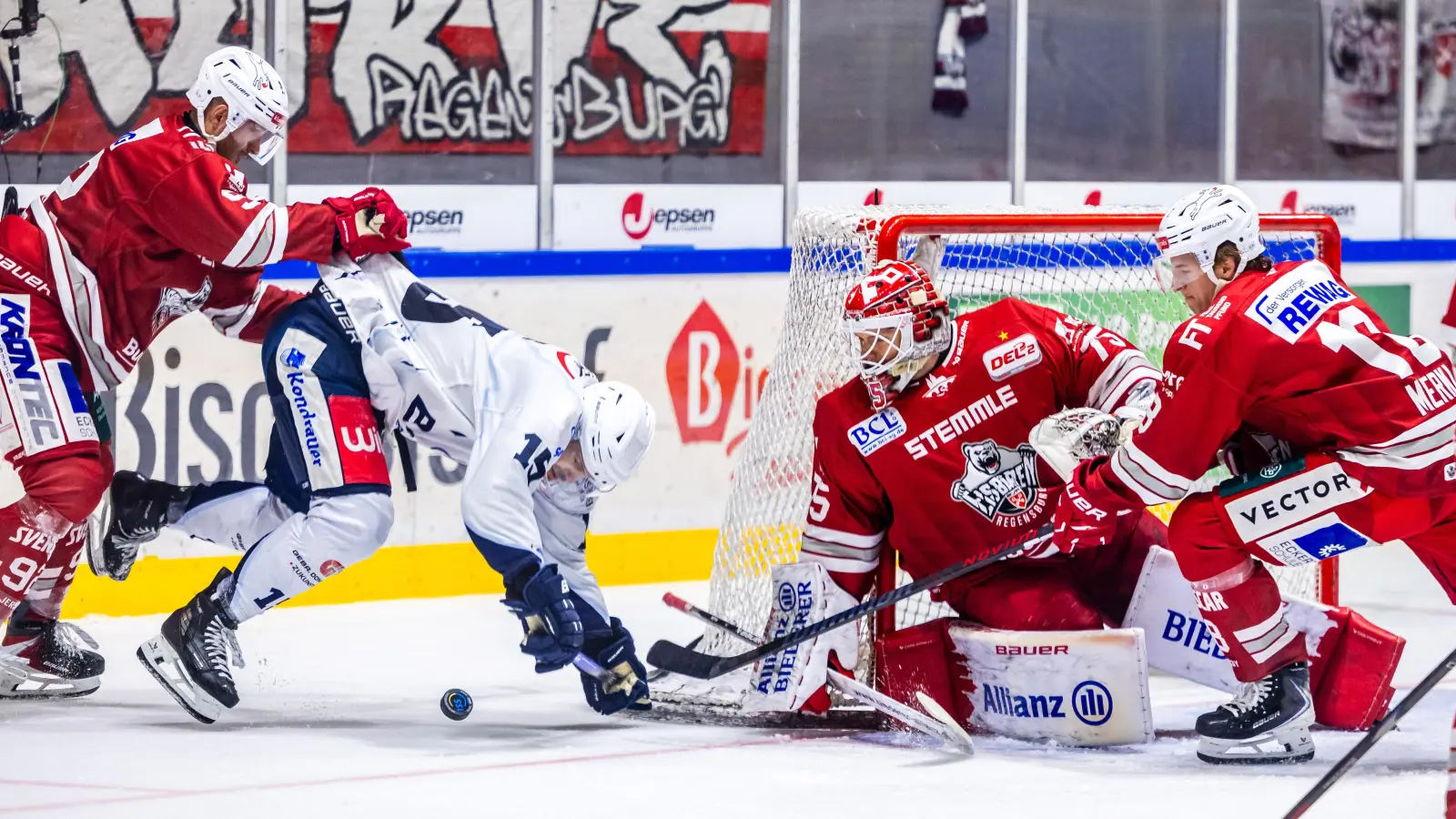 Fabian Voit (Zweiter von links) von den Blue Devils Weiden kommt vor dem Tor von Jonas Neffin (Eisbären Regensburg) zu Fall. (Bild: Tobias Neubert)
