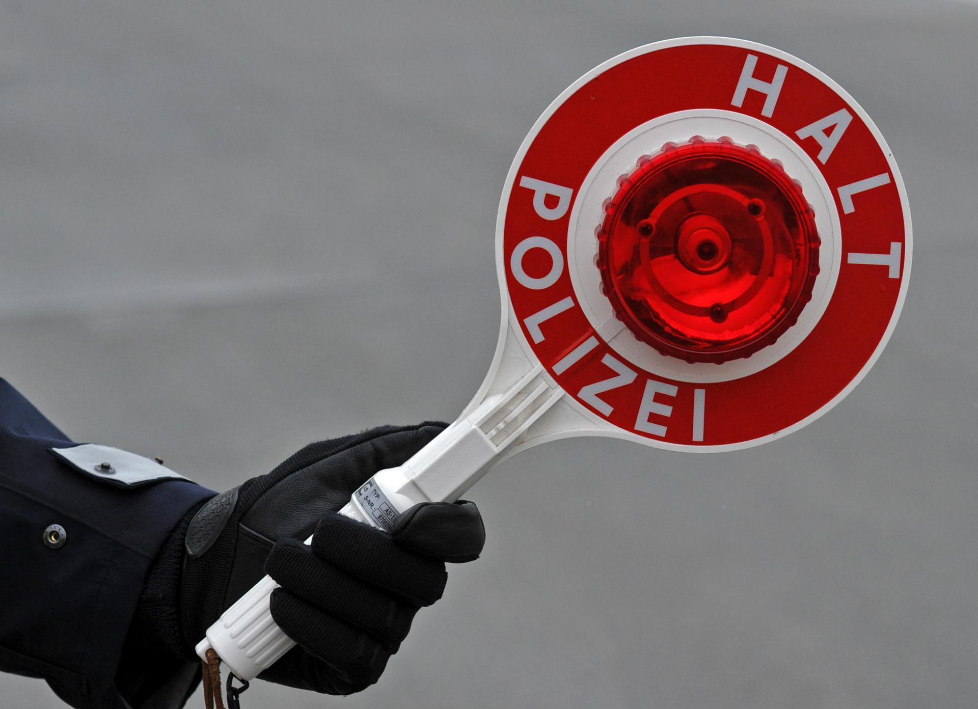 Verbotene Pyrotechnik in mehreren Autos stellte die Bundespolizei am Samstag in Schirnding sicher. (Symbolbild: Matthias Hiekel/dpa)