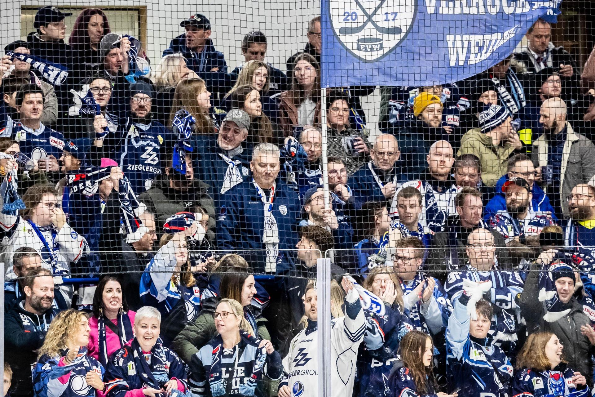 Die Fans der Blue Devils Weiden müssen künftig tiefer in die Tasche greifen. (Bild: Tobias Neubert)