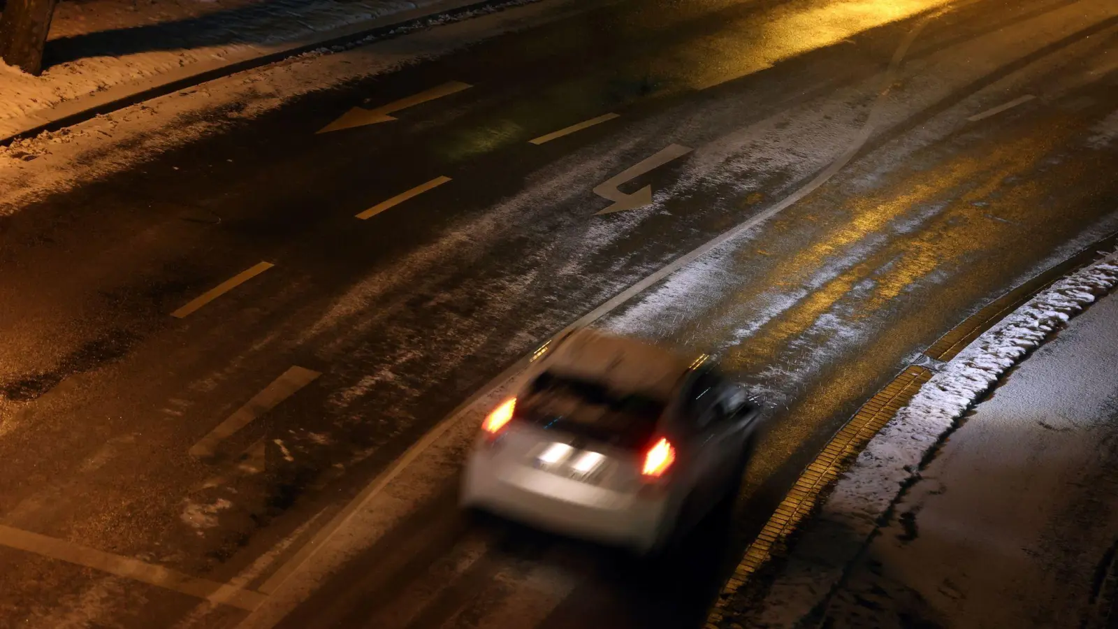 Auf den Straßen im Freistaat könnte es vielerorts extrem glatt werden. (Archivbild: Karl-Josef Hildenbrand/dpa)