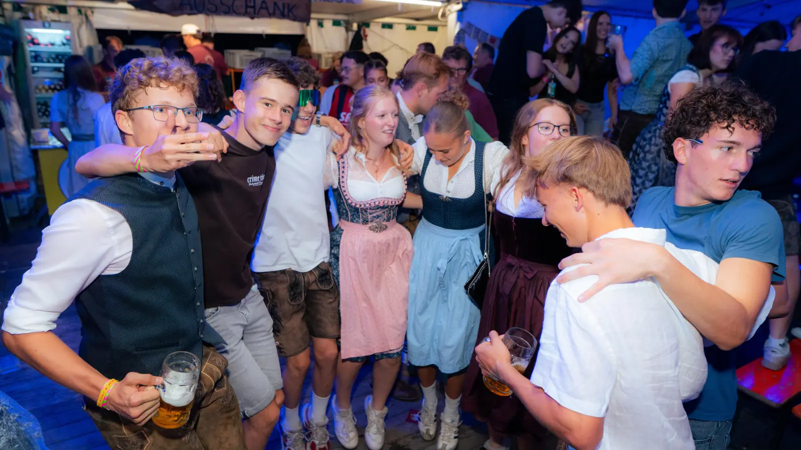 Gute Stimmung, volles Zelt und super Momentaufnahmen. (Bild: Hannes Stock)