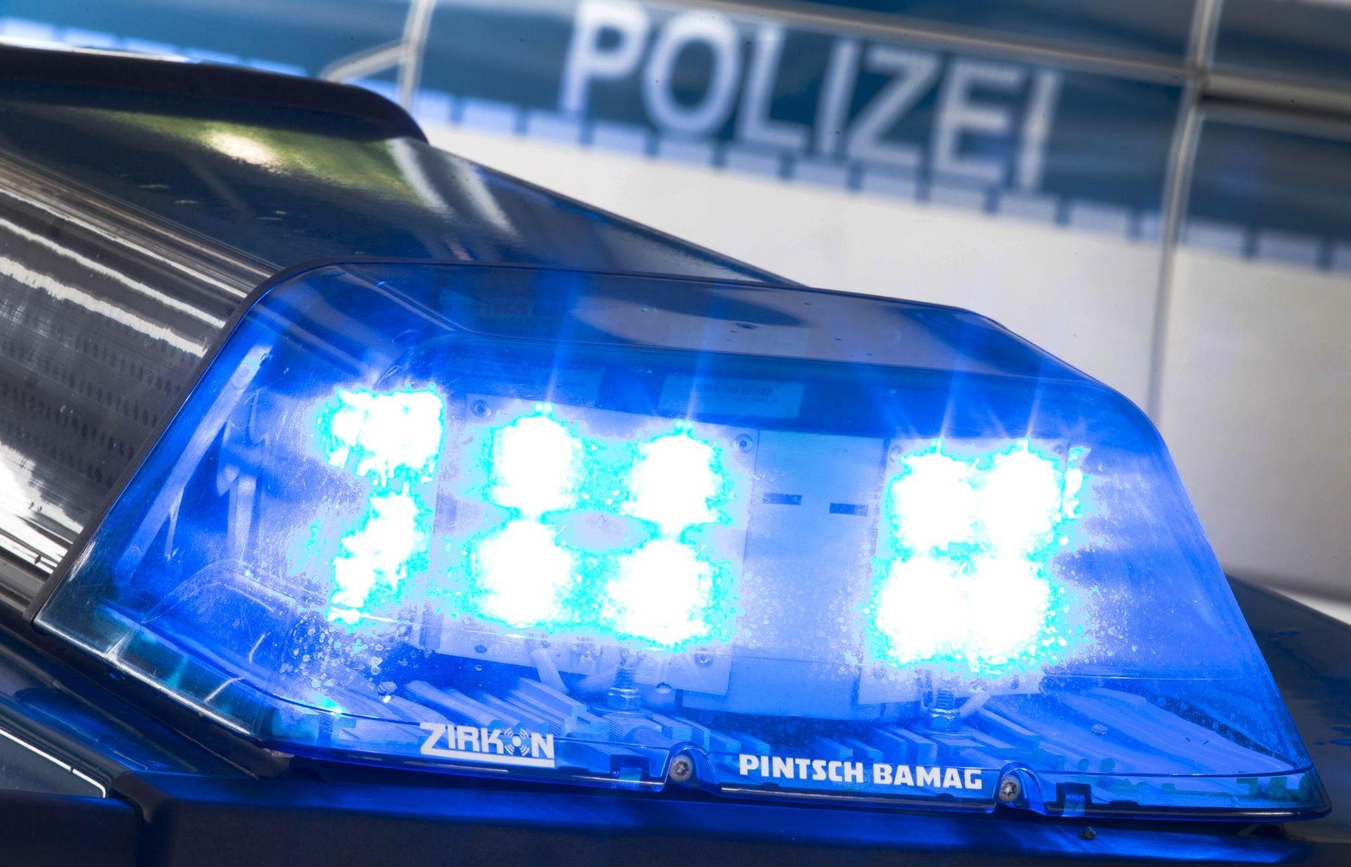 Ein bislang unbekannter Fahrer hat mit seinem Lkw in Plößberg das Bankett und den Wasserlauf beschädigt. (Symbolbild: Friso Gentsch/dpa)