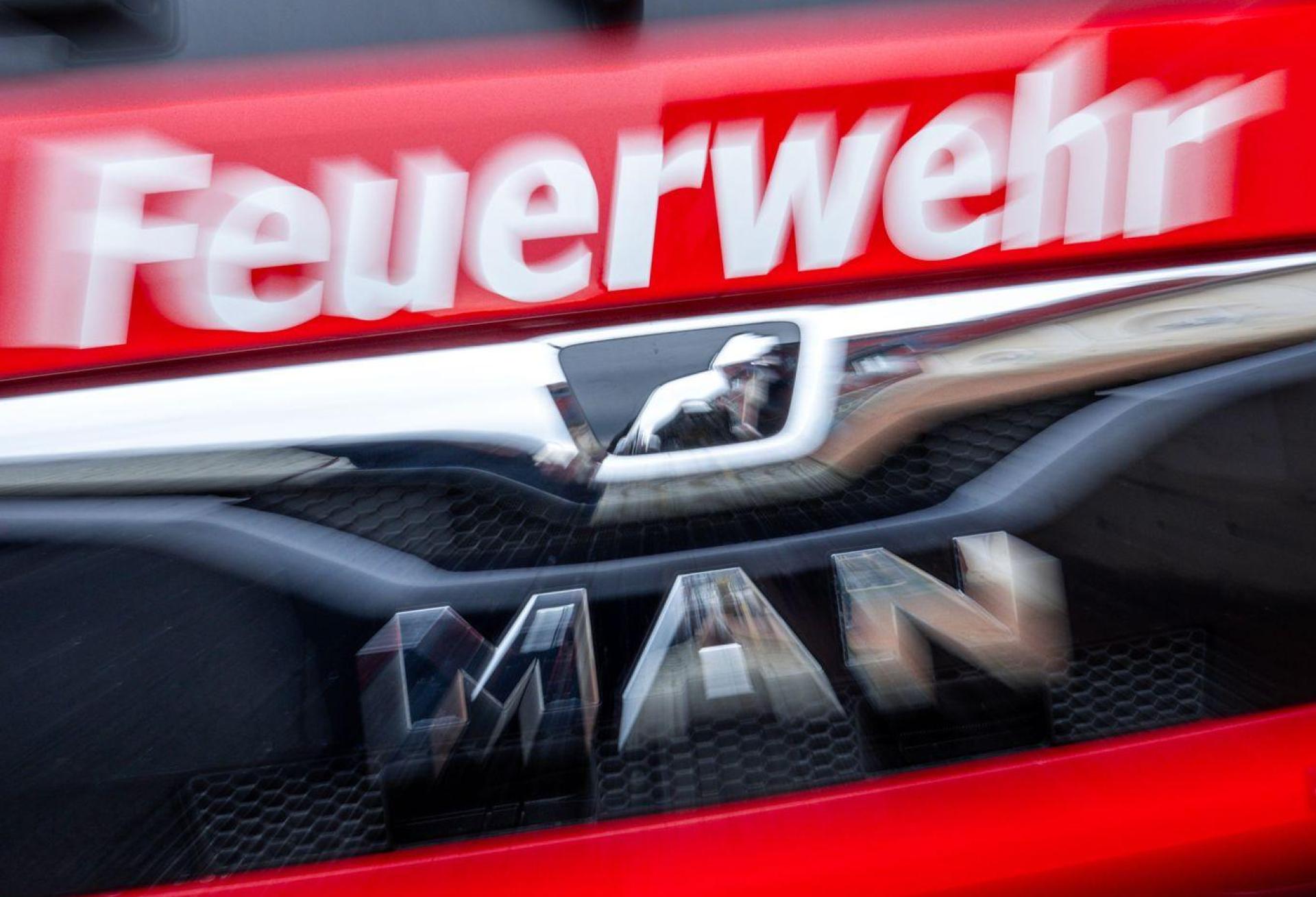 Die Feuerwehr brachte einen nächtlichen Brand in einem Anbau eines Fortbildungszentrums am Stockerhutweg in Weiden schnell unter Kontrolle. Der Schaden ist trotzdem hoch. (Bild: Jens Büttner/dpa)
