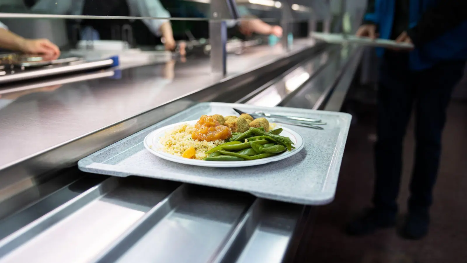 In den Mensen gibt es vergleichsweise günstige Verpflegung. (Symbolbild) (Bild: Michael Matthey/dpa)
