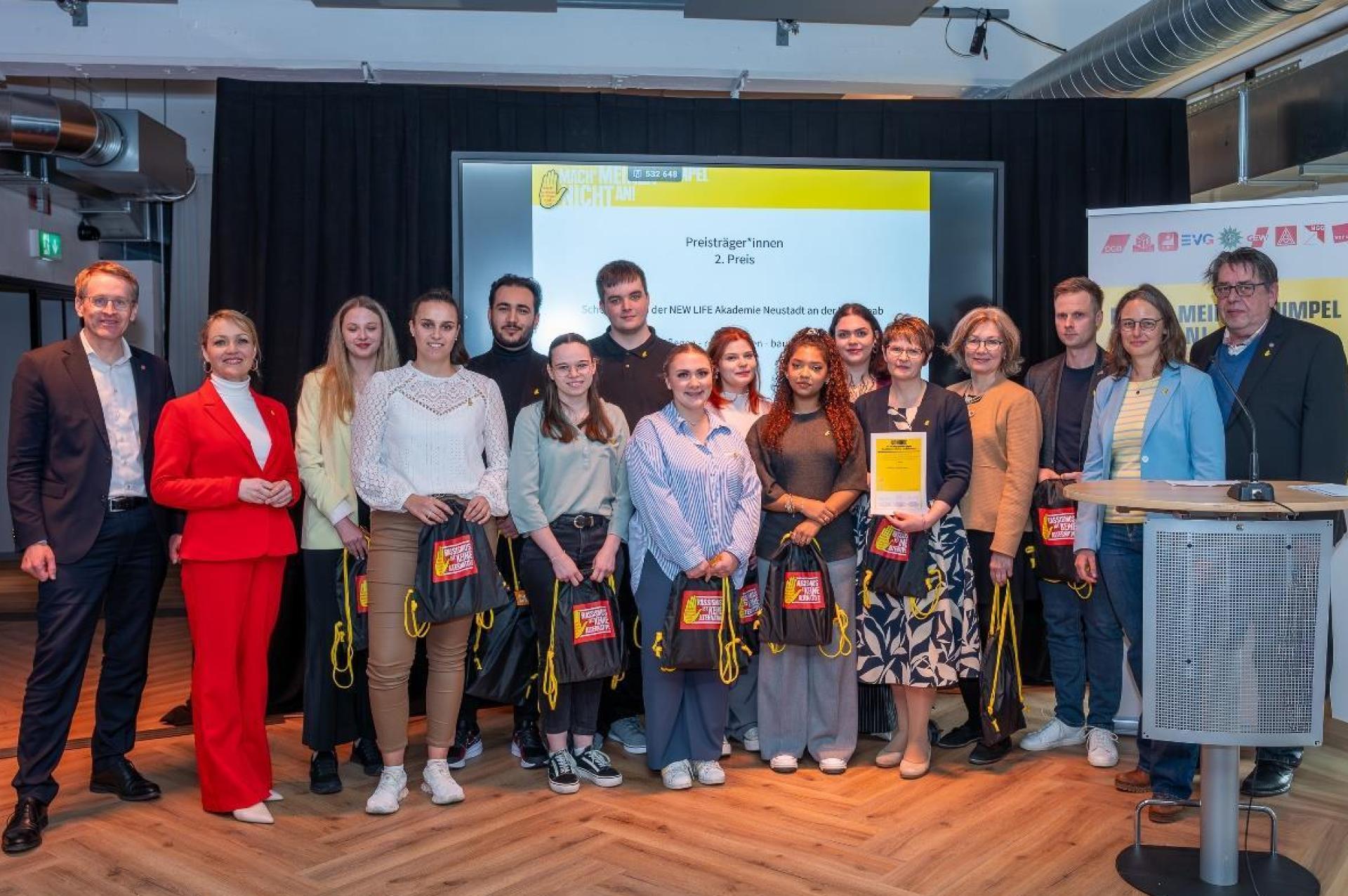 Schleswig-Holsteins Ministerpräsident Daniel Günther (links) gratulierte den Preisträgern der Berufsfachschule für Pflegeberufe NEW Life zu ihrem gelungenen Wettbewerbsbeitrag gegen Rassismus. (Bild: Julia Petersen)