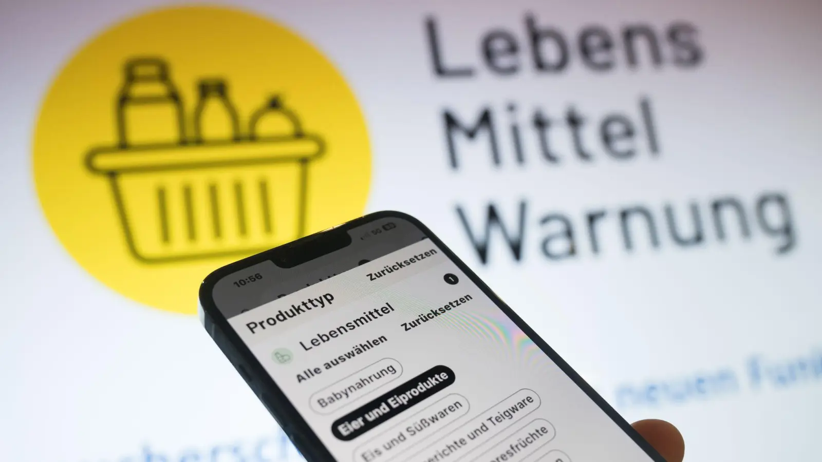 Wegen Salmonellen wird eine bei Lidl vertriebene Schokolade zurückgerufen. (Symbolbild) (Bild: Sebastian Gollnow/dpa)