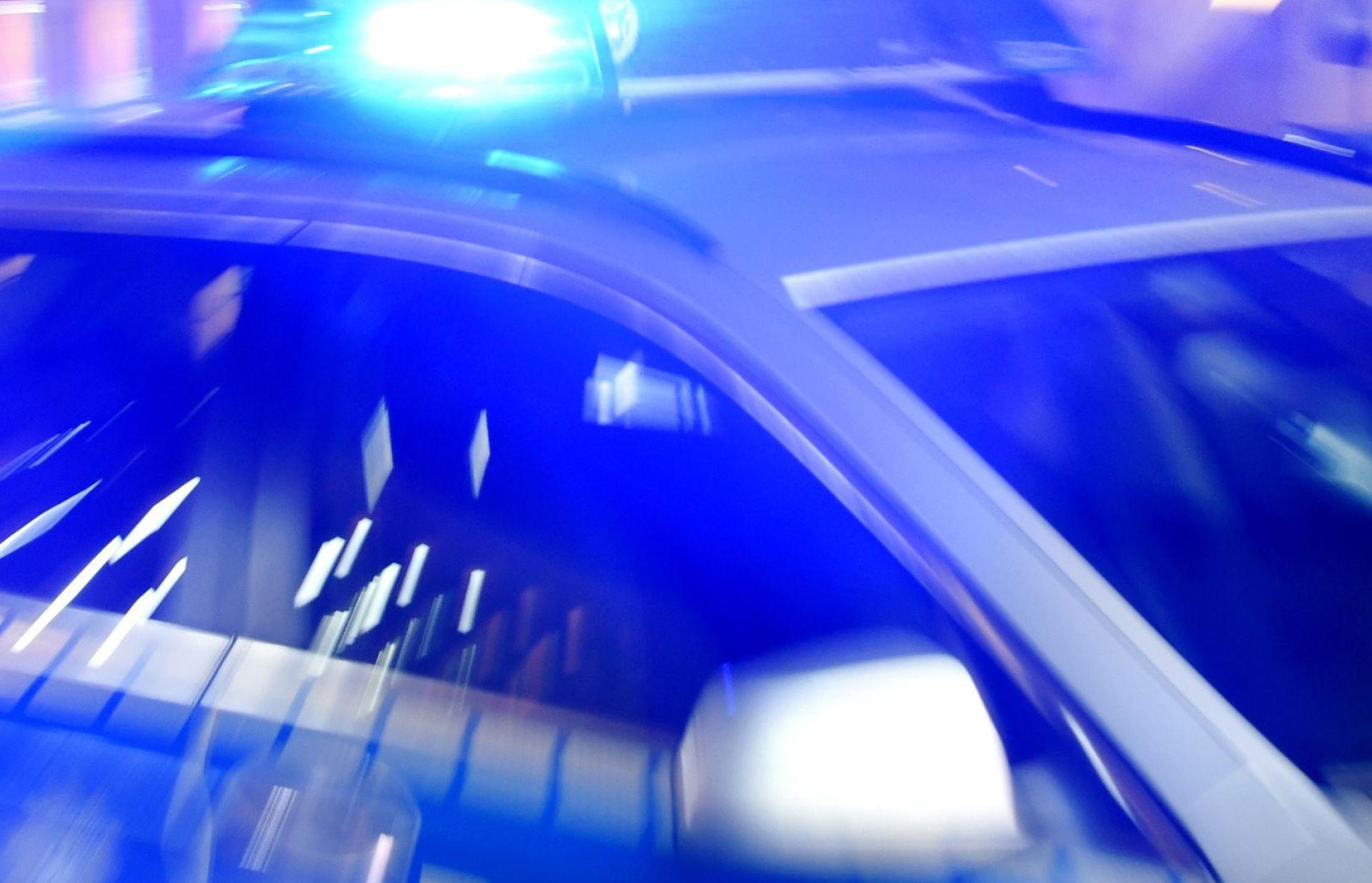 Ein E-Scooterfahrer wurde in Weiden von einem Auto übersehen und leicht verletzt.  (Symbolbild: Carsten Rehder/dpa)