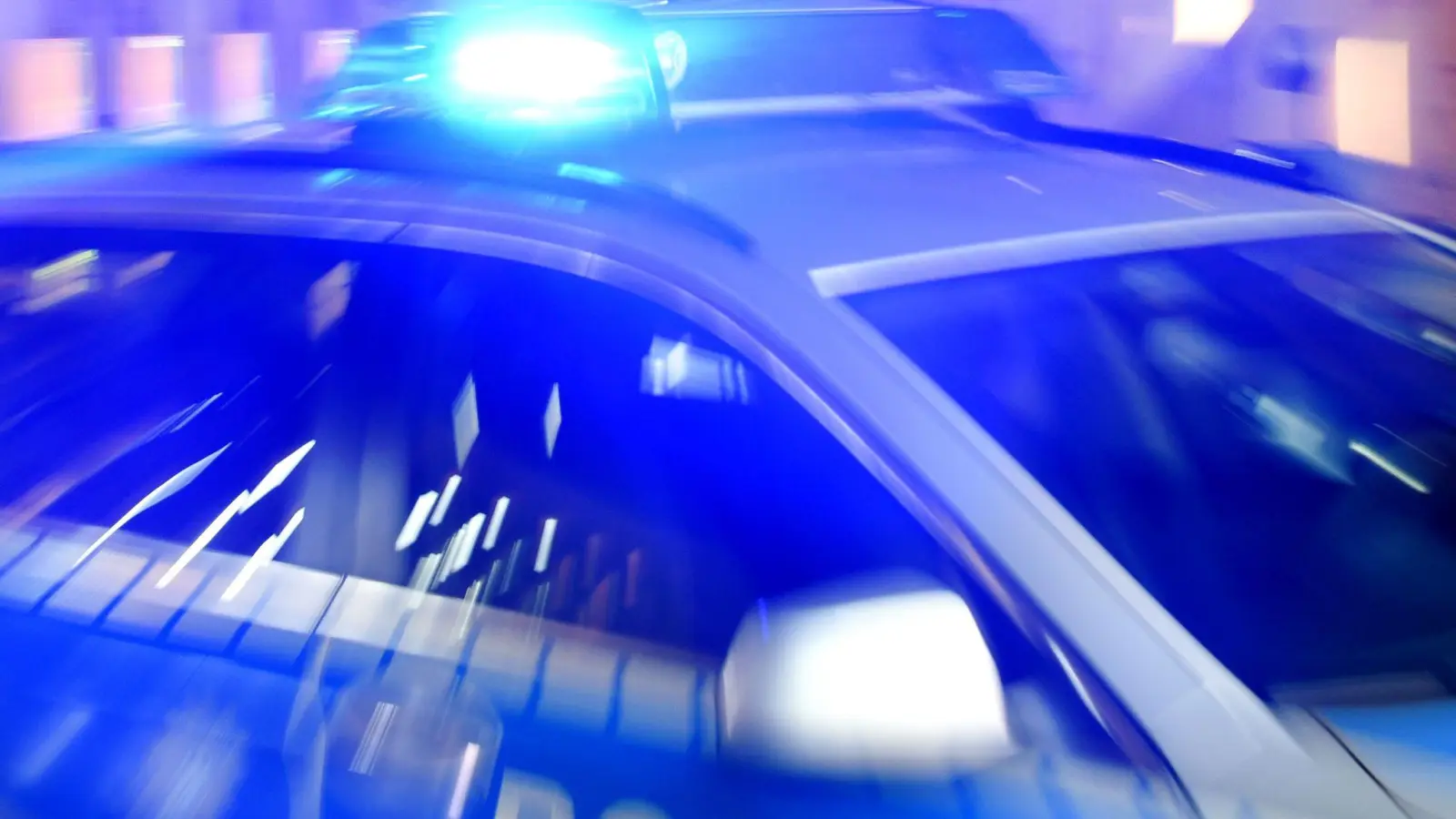Ein E-Scooterfahrer wurde in Weiden von einem Auto übersehen und leicht verletzt.  (Symbolbild: Carsten Rehder/dpa)