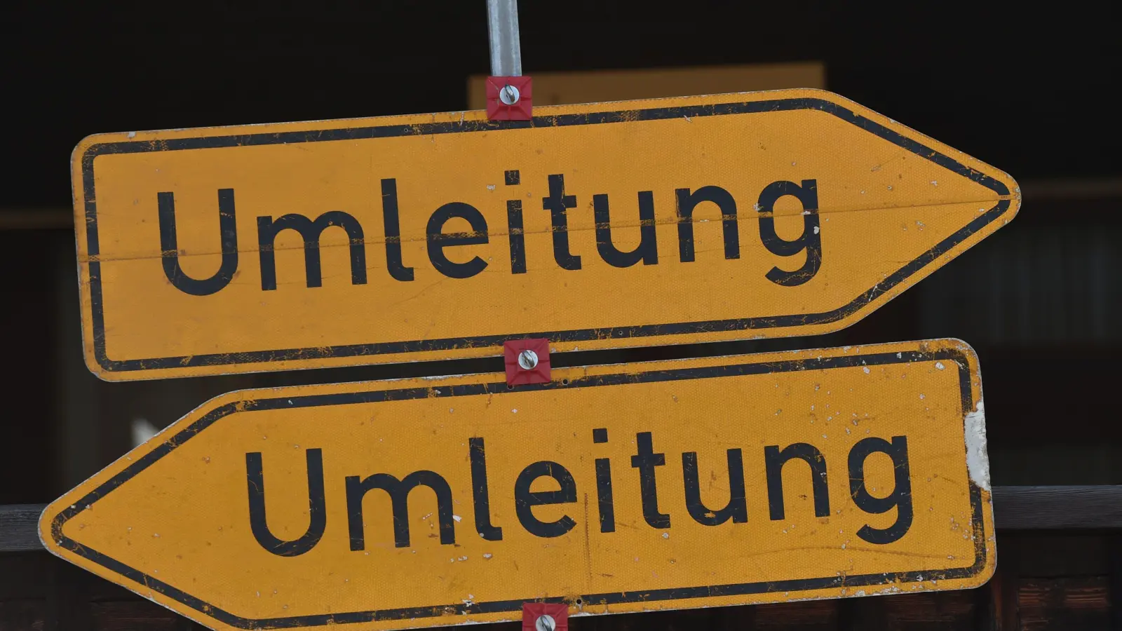 Die Schönseer Straße in Eslarn wird wegen Bauarbeiten für den Verkehr gesperrt. Eine Umleitung ist eingerichtet. (Bild: Angelika Warmuth/dpa)